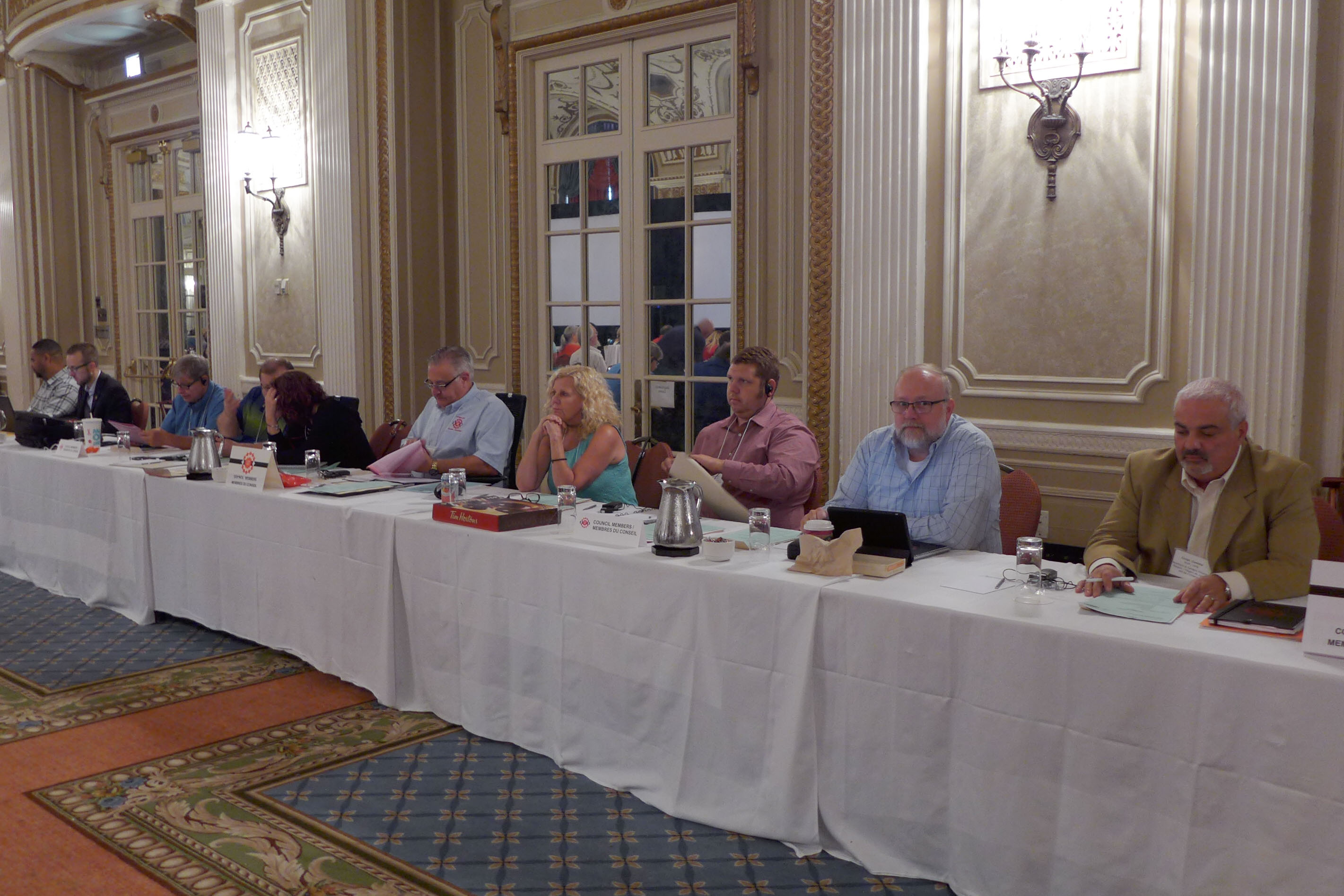 Les Vice-présidents régionals : Cosimo Crupi, Jamie vanSydenborgh, Ken Bye, Linda Koenders, Brian Oldford,  Kimberley Koch, Greg Krokosh, Gary Esslinger, Jérôme Martel,  Eddy Aristil