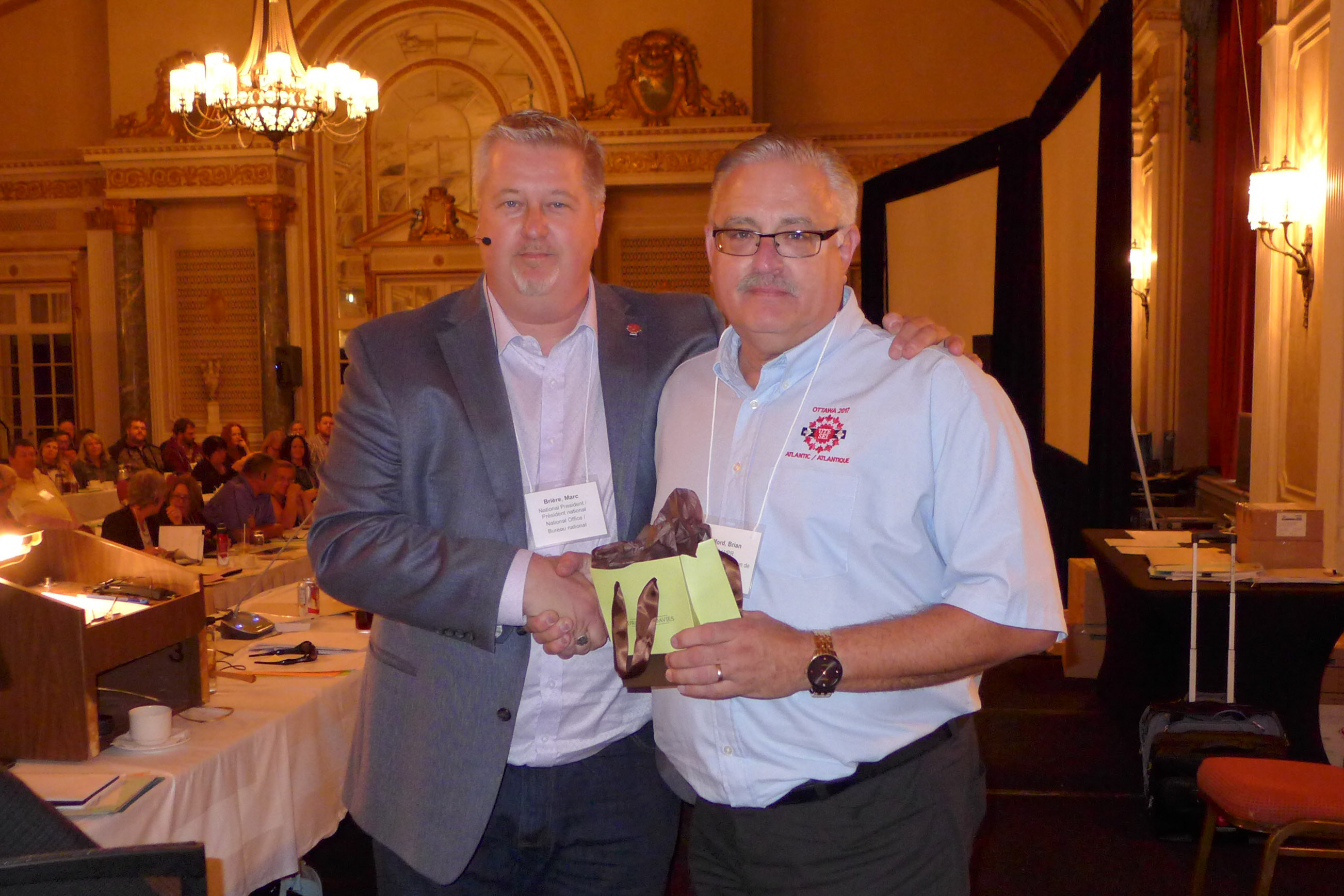 Président national, Marc Brière remet une épinglette de 30 ans à Brian Oldford