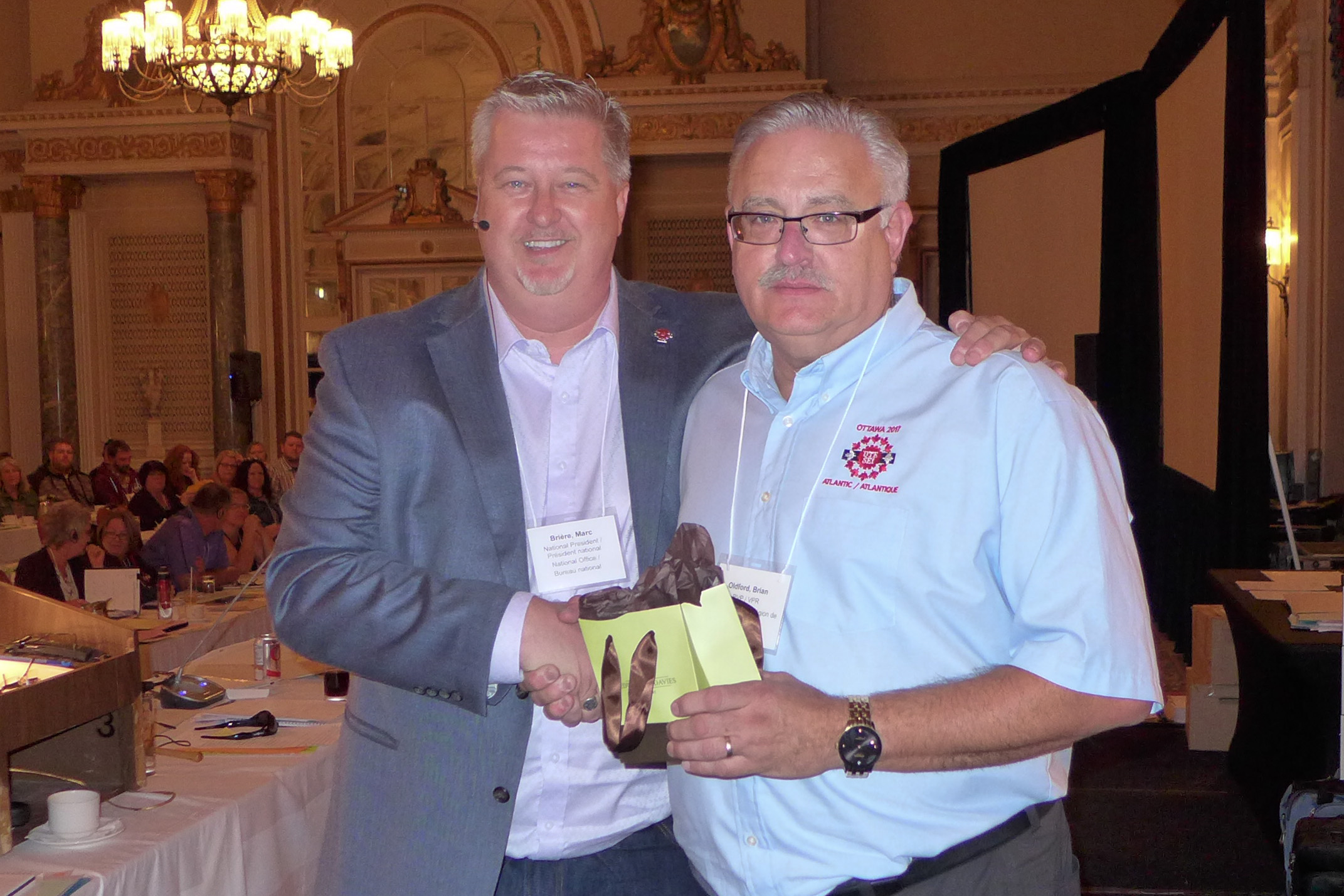 Président national, Marc Brière remet une épinglette de 30 ans à Brian Oldford