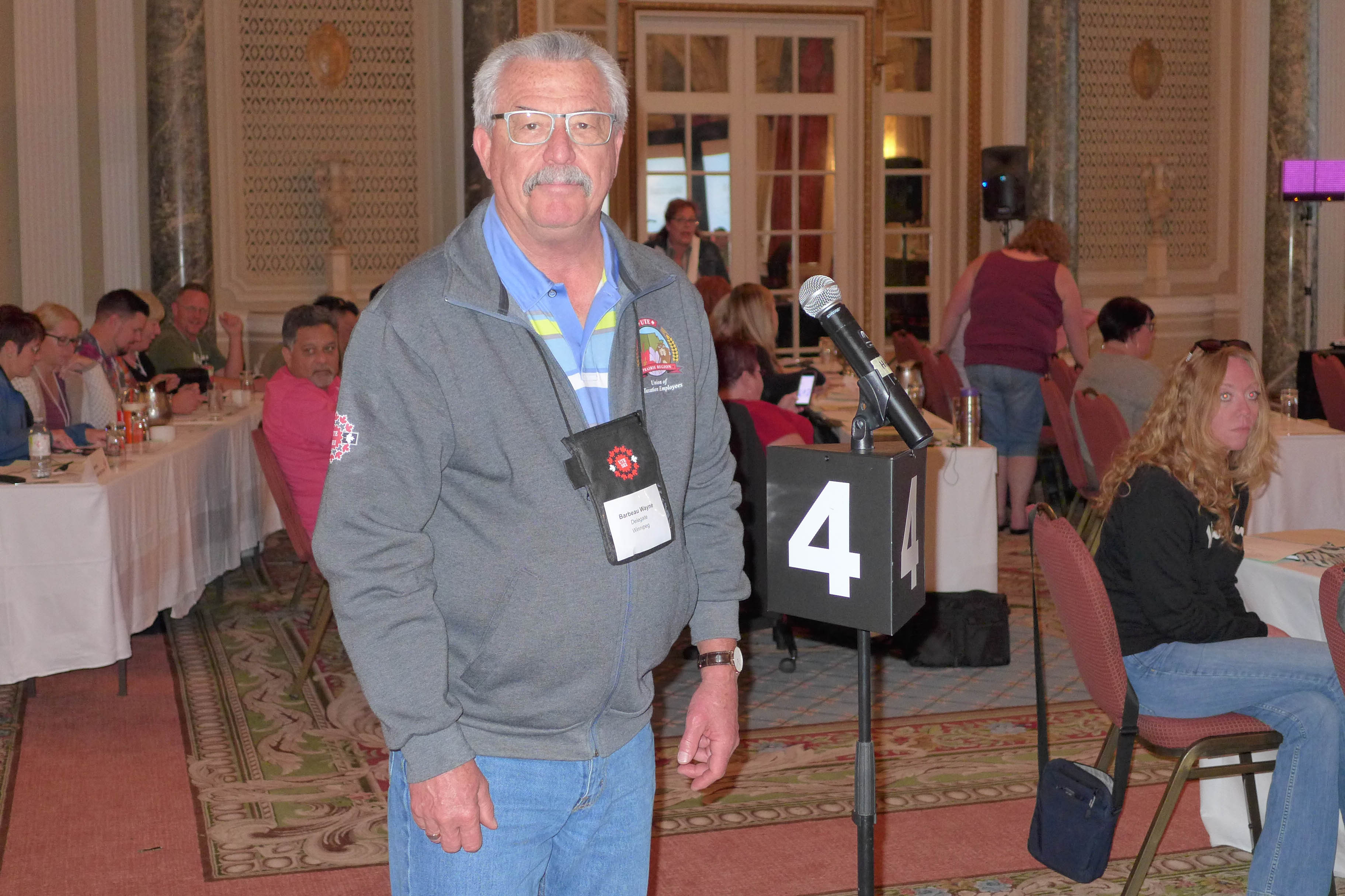Wayne Bargeau attend son tour pour parler au micro