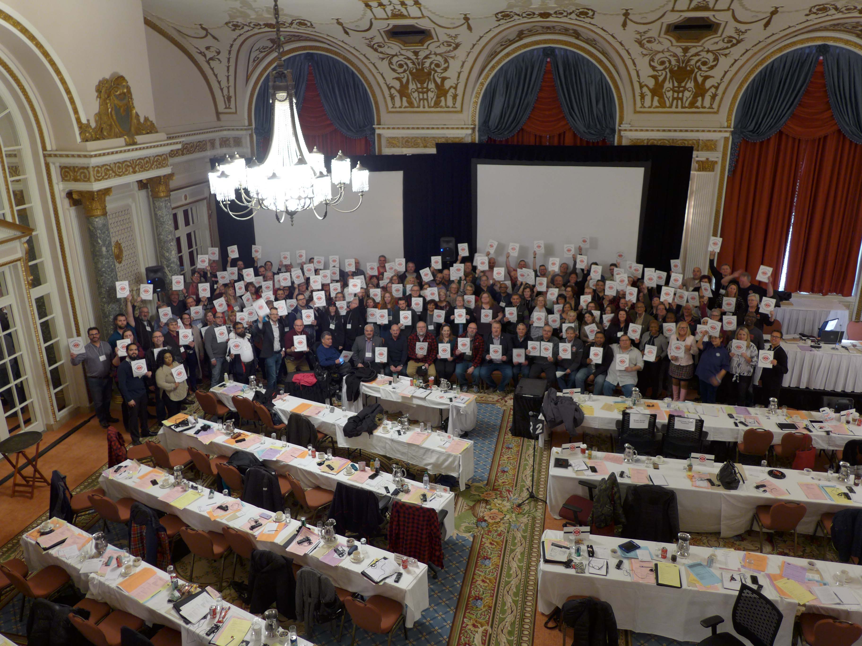 Les participantes et participants du Conférence des présidentes et présidents montrent leurs soutient pour l’équipe de négociation​