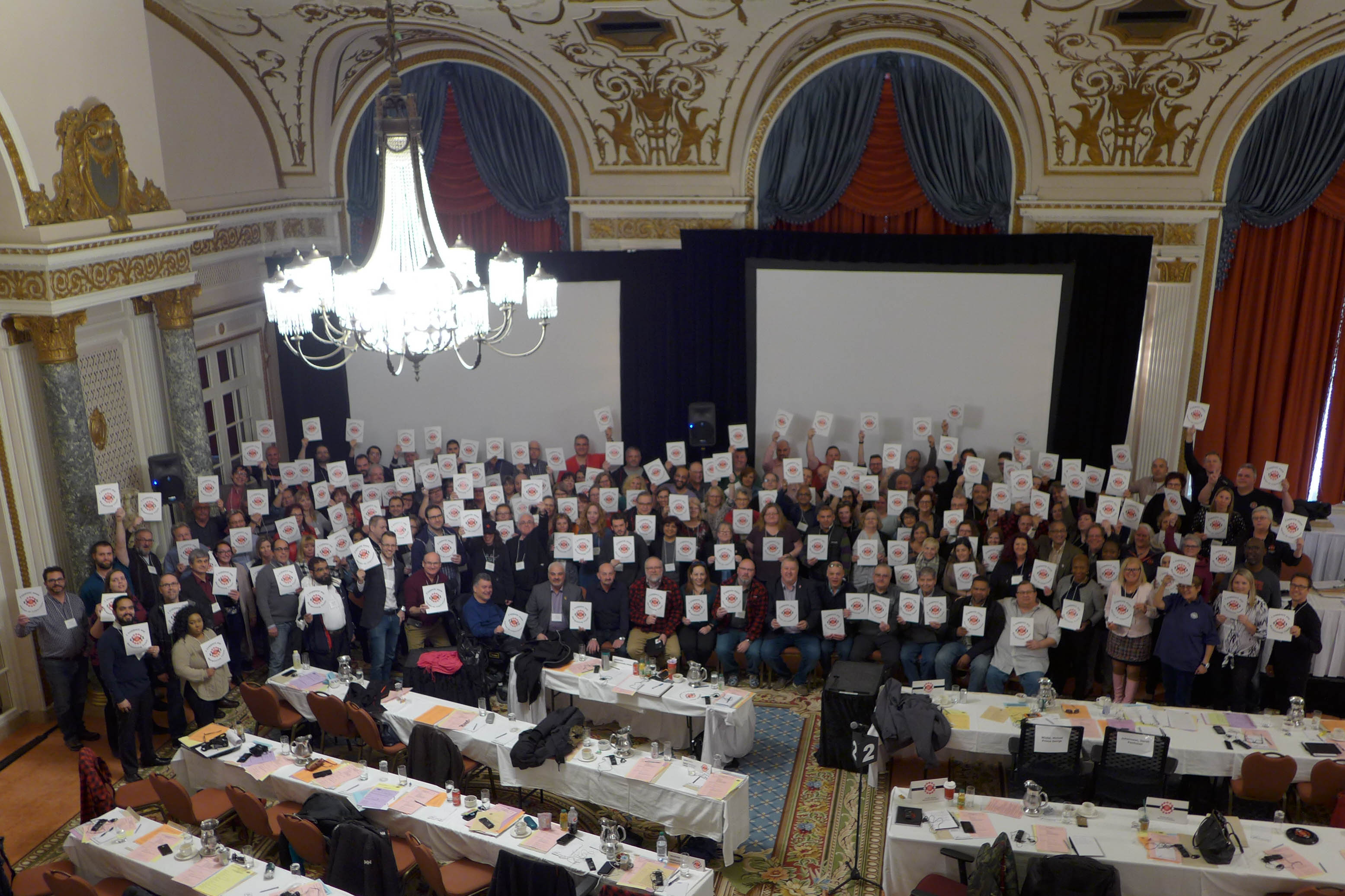 Les participantes et participants du Conférence des présidentes et présidents montrent leurs soutient pour l’équipe de négociation​