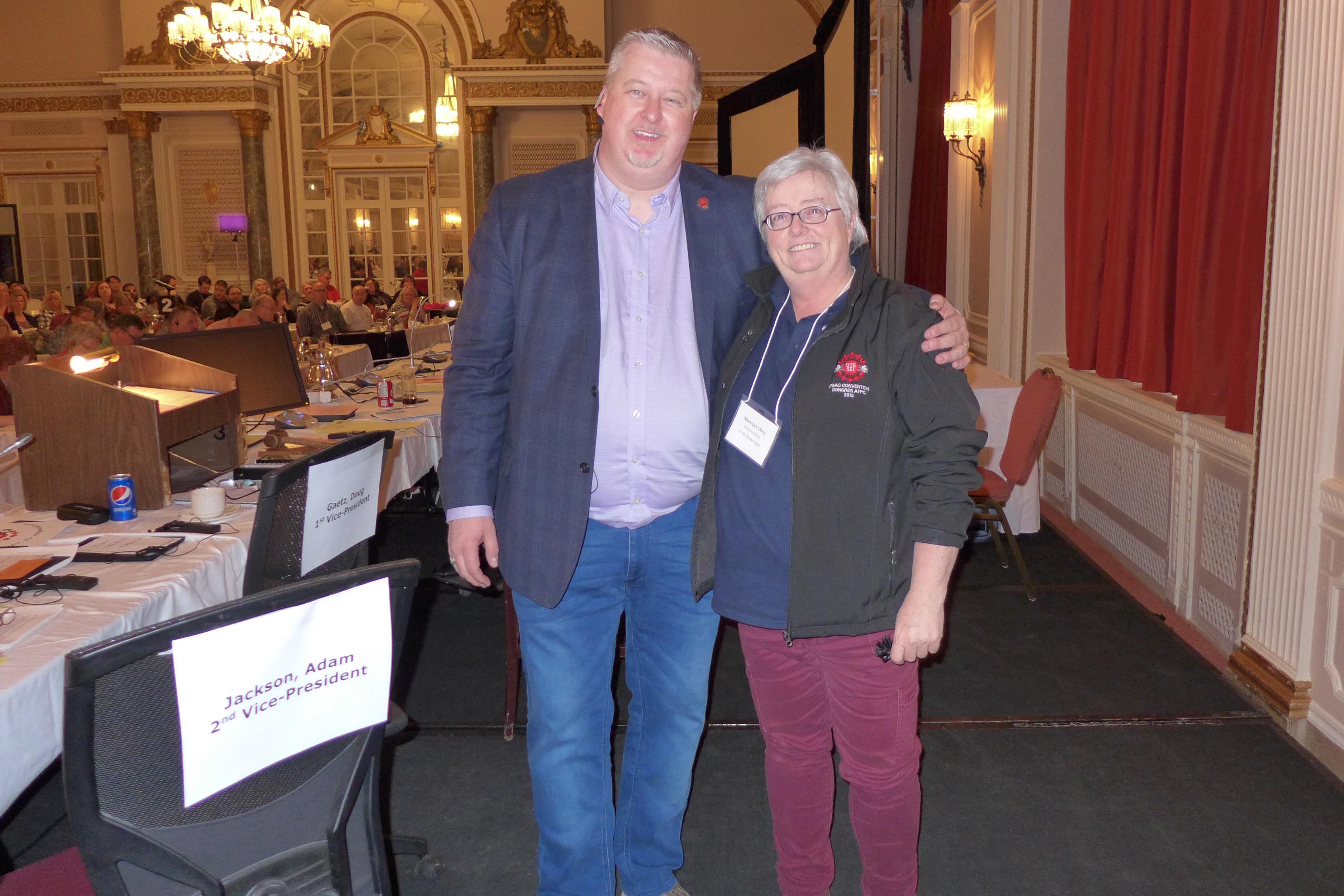 Marc Brière, président national, remet une épingle de service à Monique Déry