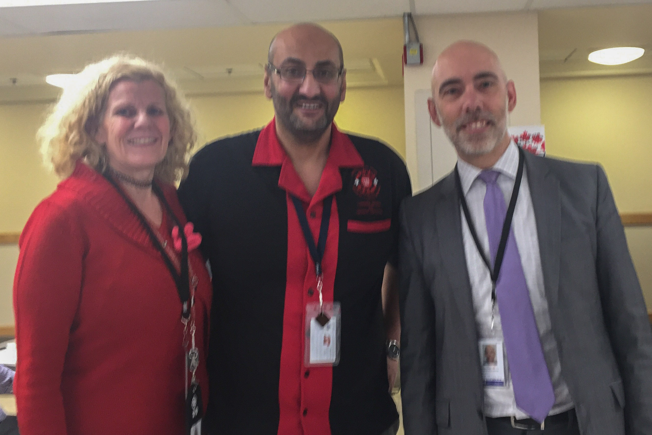 Linda Koenders, vice-présidente régionale de la RCN, avec Shady Zekry, président de la section locale et M. Yves Giroux, Sous-commissaire, Stratégie et Intégration