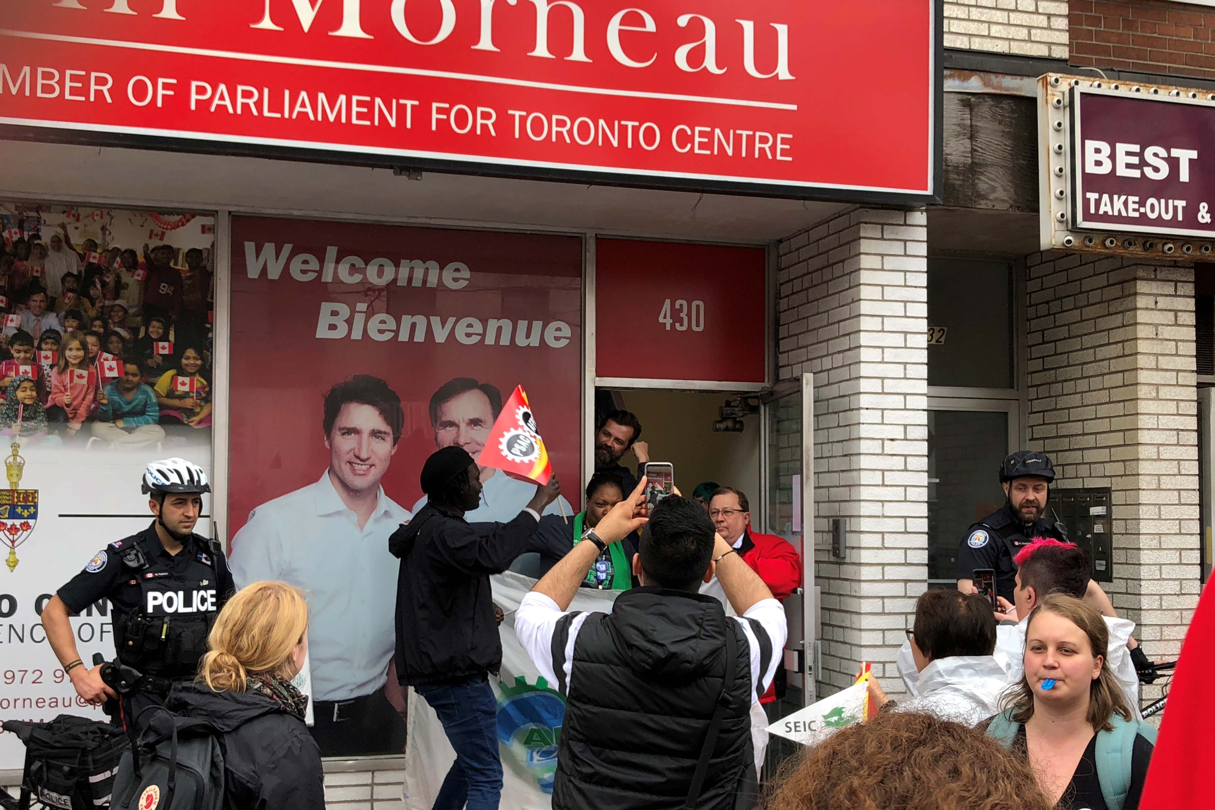 Devant le bureau de Bill Morneau
