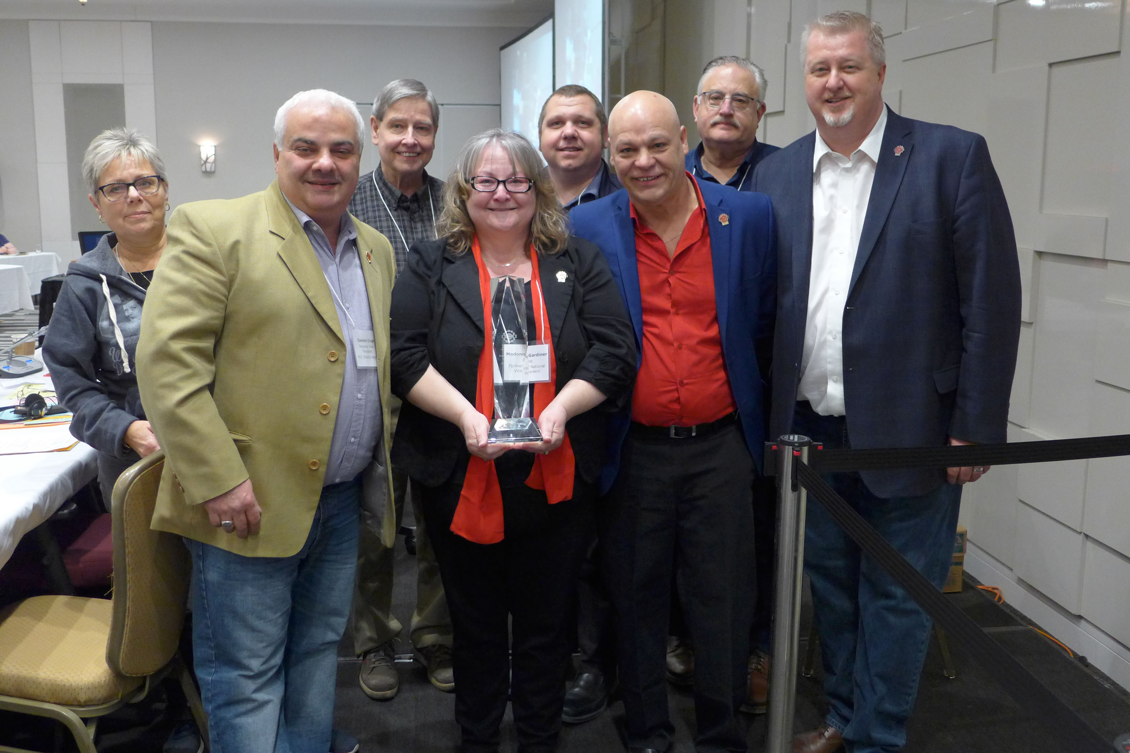 Madonna Gardiner reçoit un prix de membre à vie