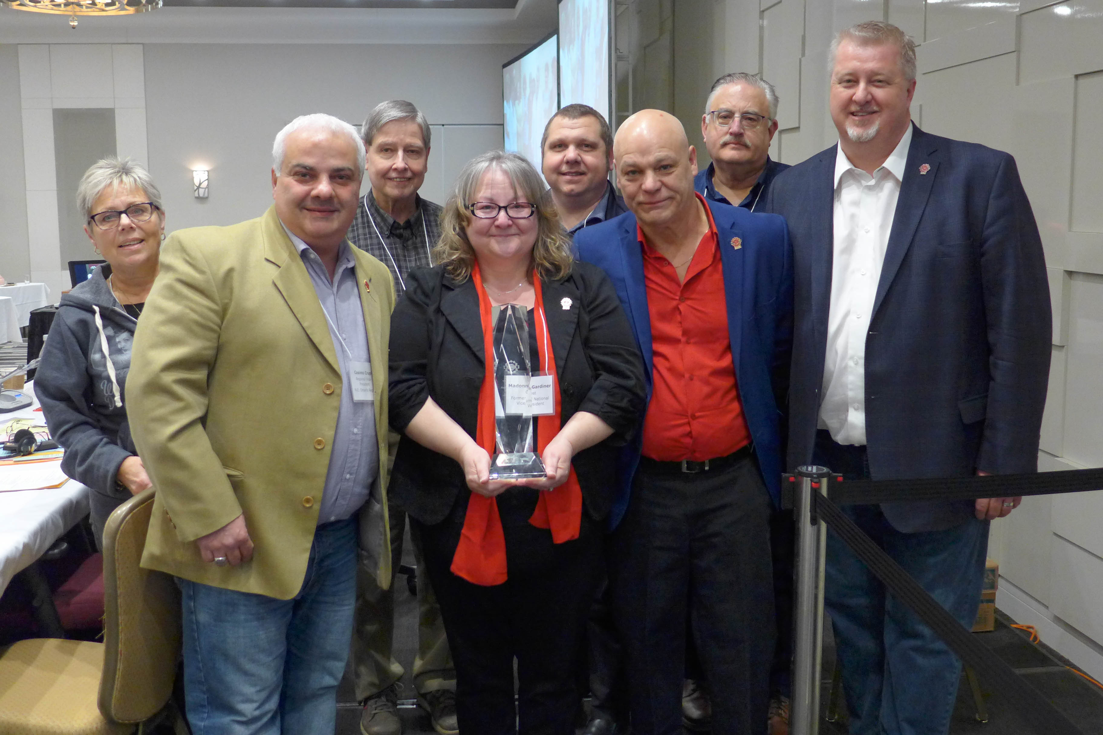 Madonna Gardiner reçoit un prix de membre à vie
