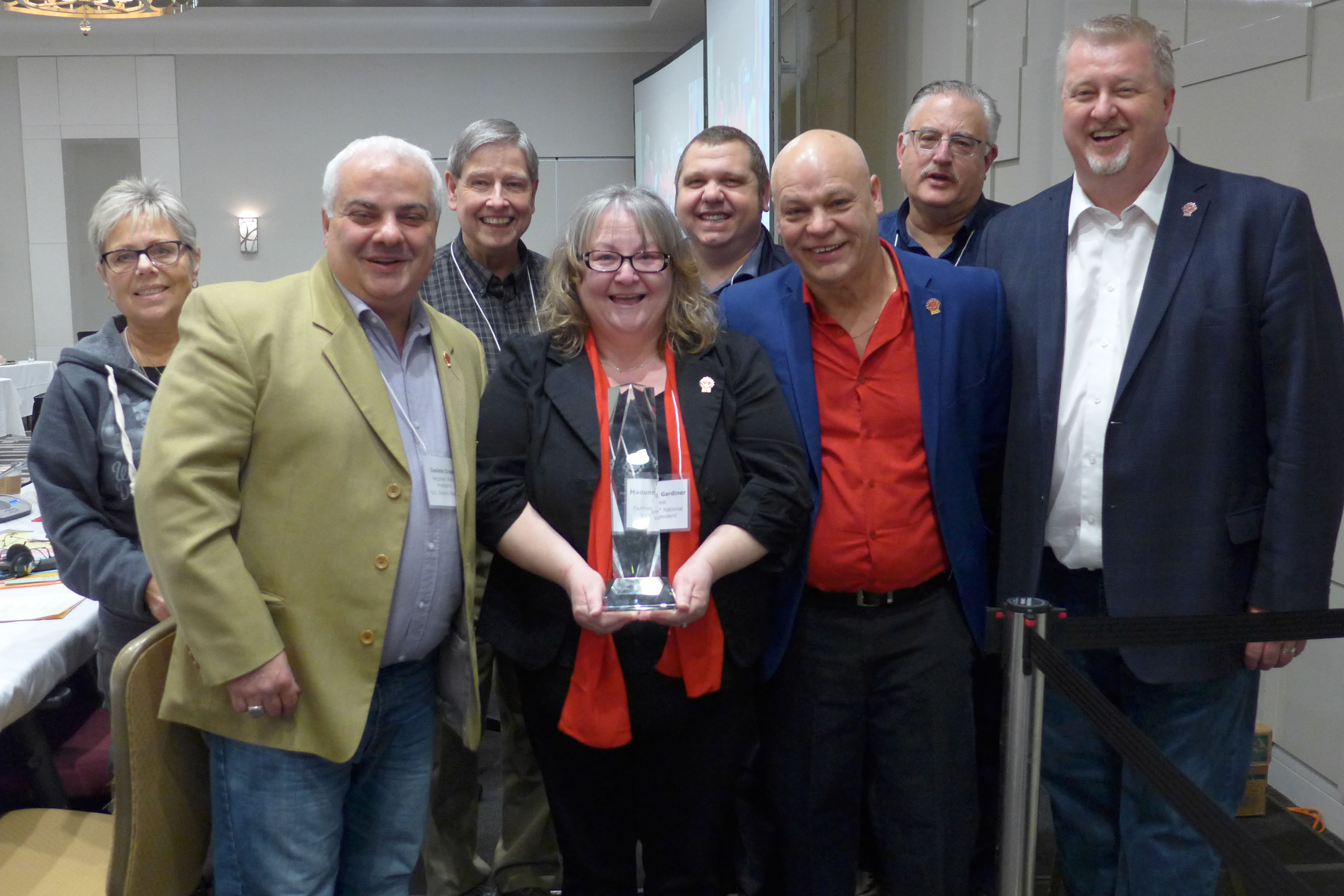 Madonna Gardiner reçoit un prix de membre à vie