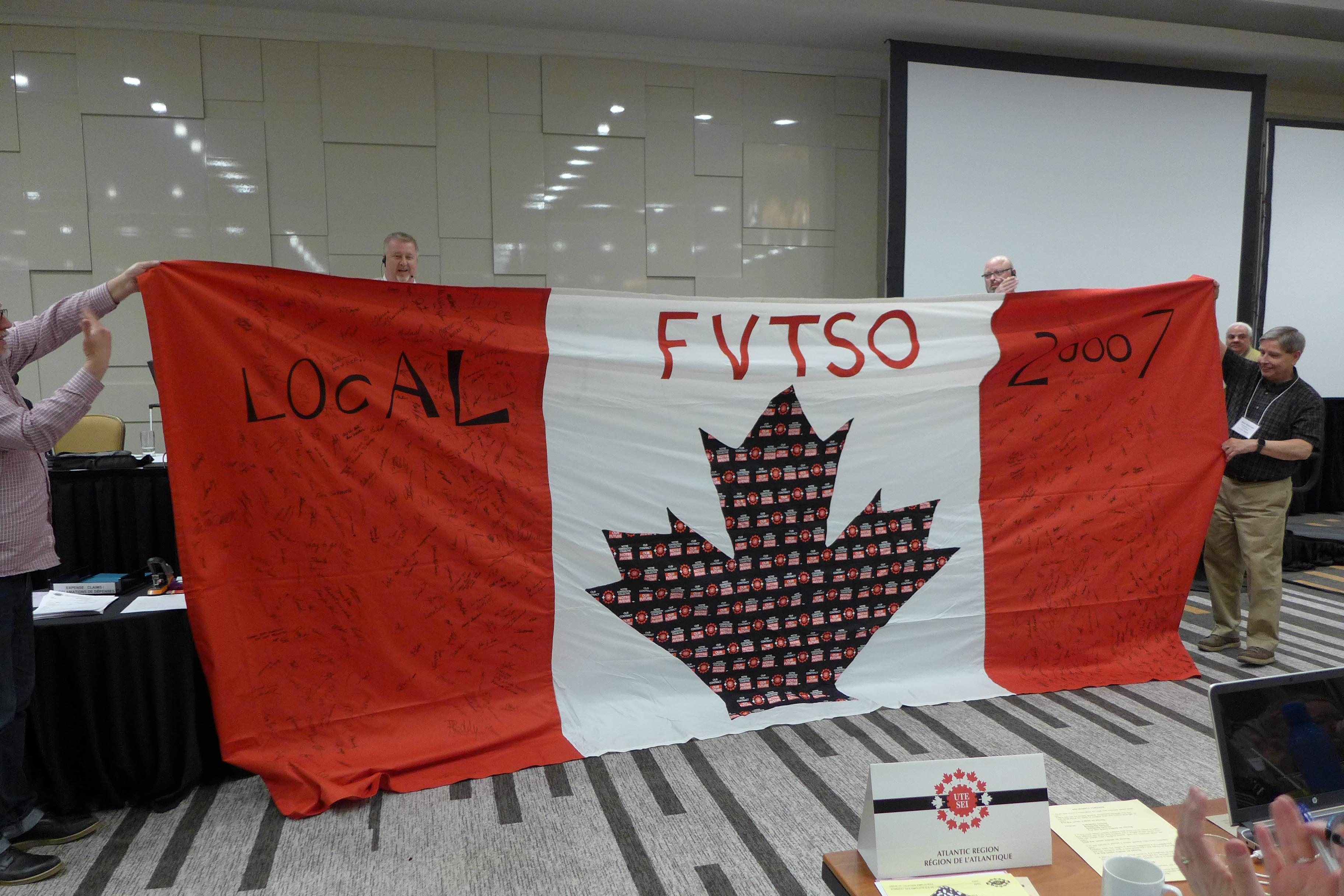 Le BSF de Fraser Valley a envoyé ce drapeau signé par leurs membres, pour montrer leur appui à l'équipe de négociation.