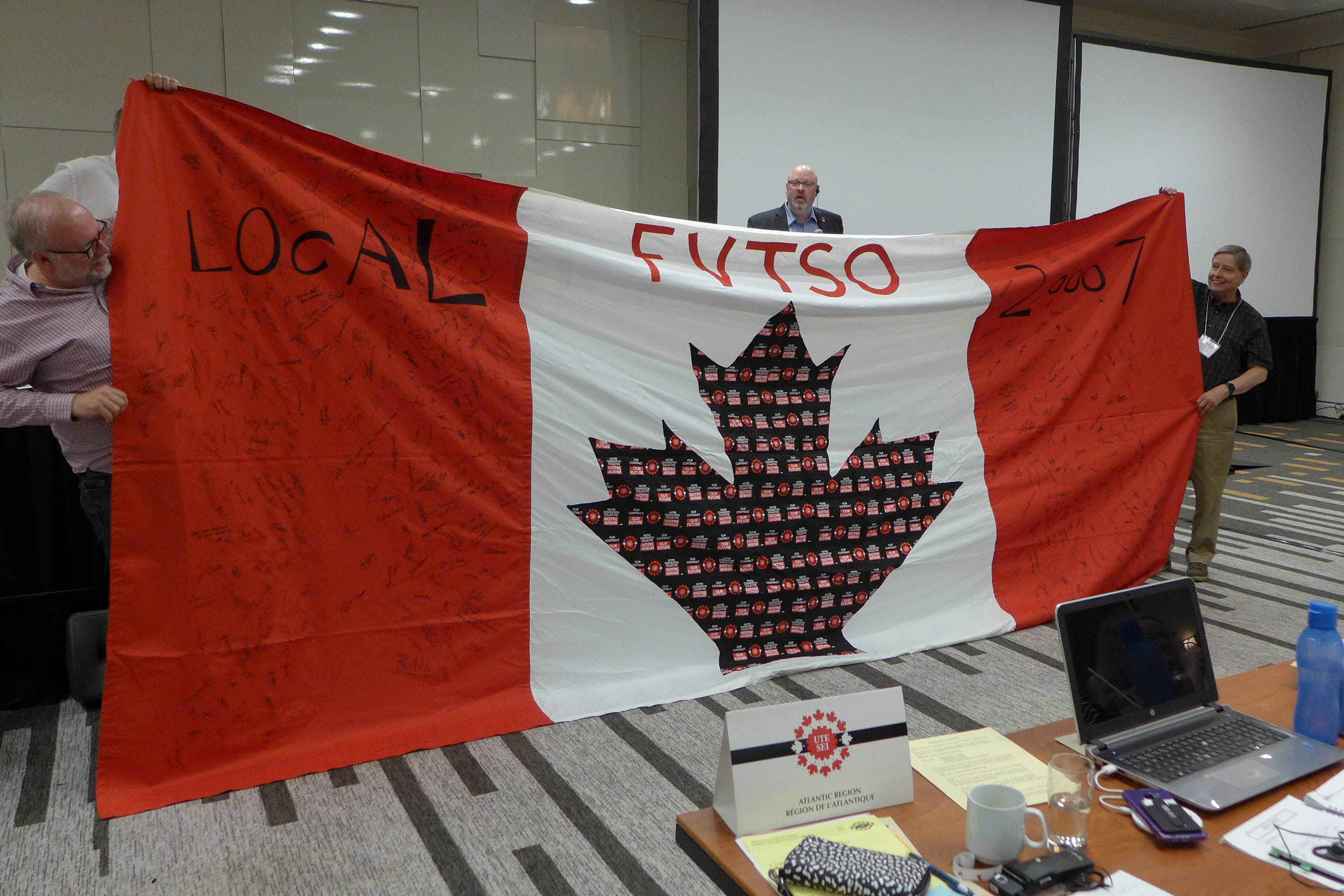 Le BSF de Fraser Valley a envoyé ce drapeau signé par leurs membres, pour montrer leur appui à l'équipe de négociation.