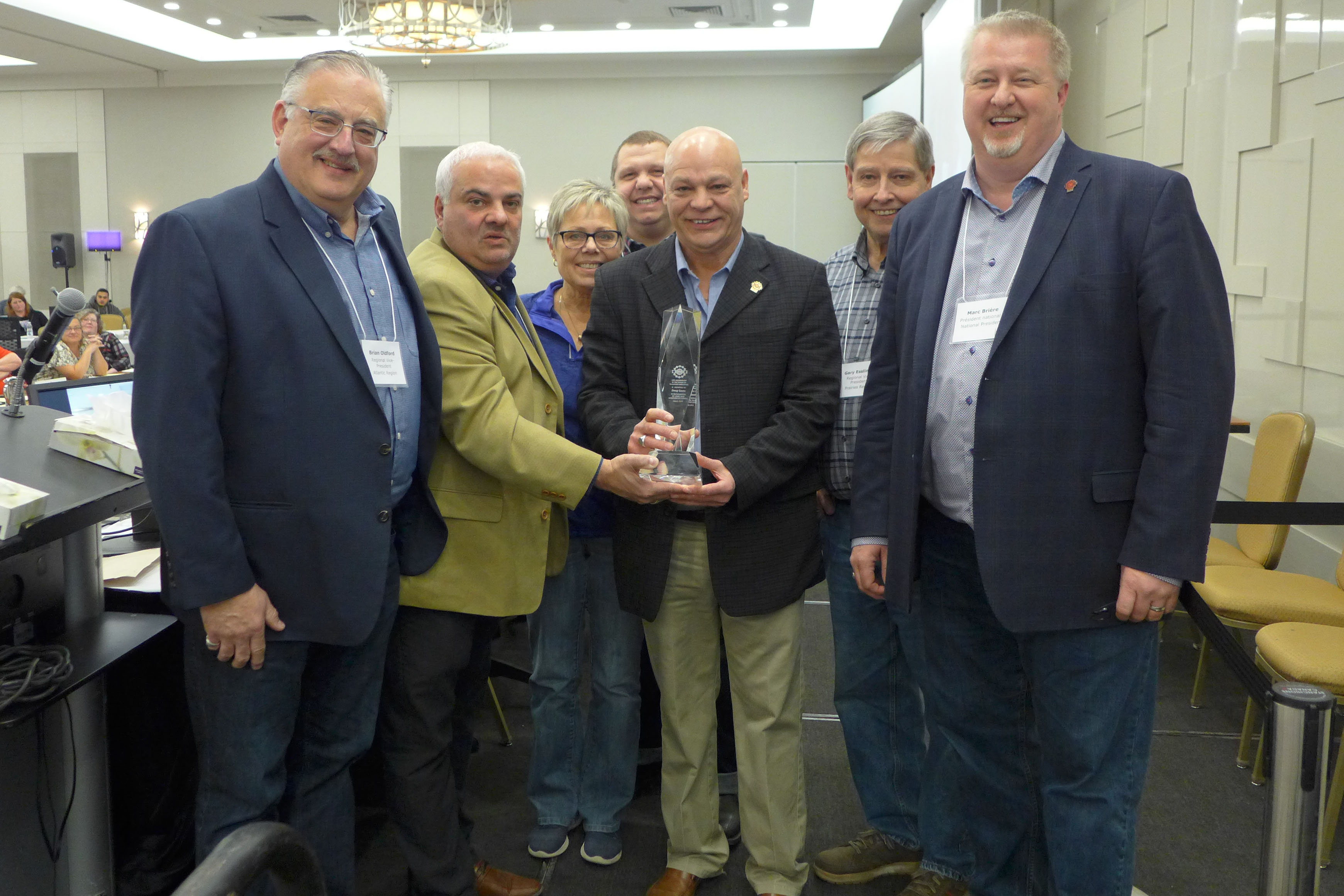 Doug Gaetz reçoit un prix de membre à vie