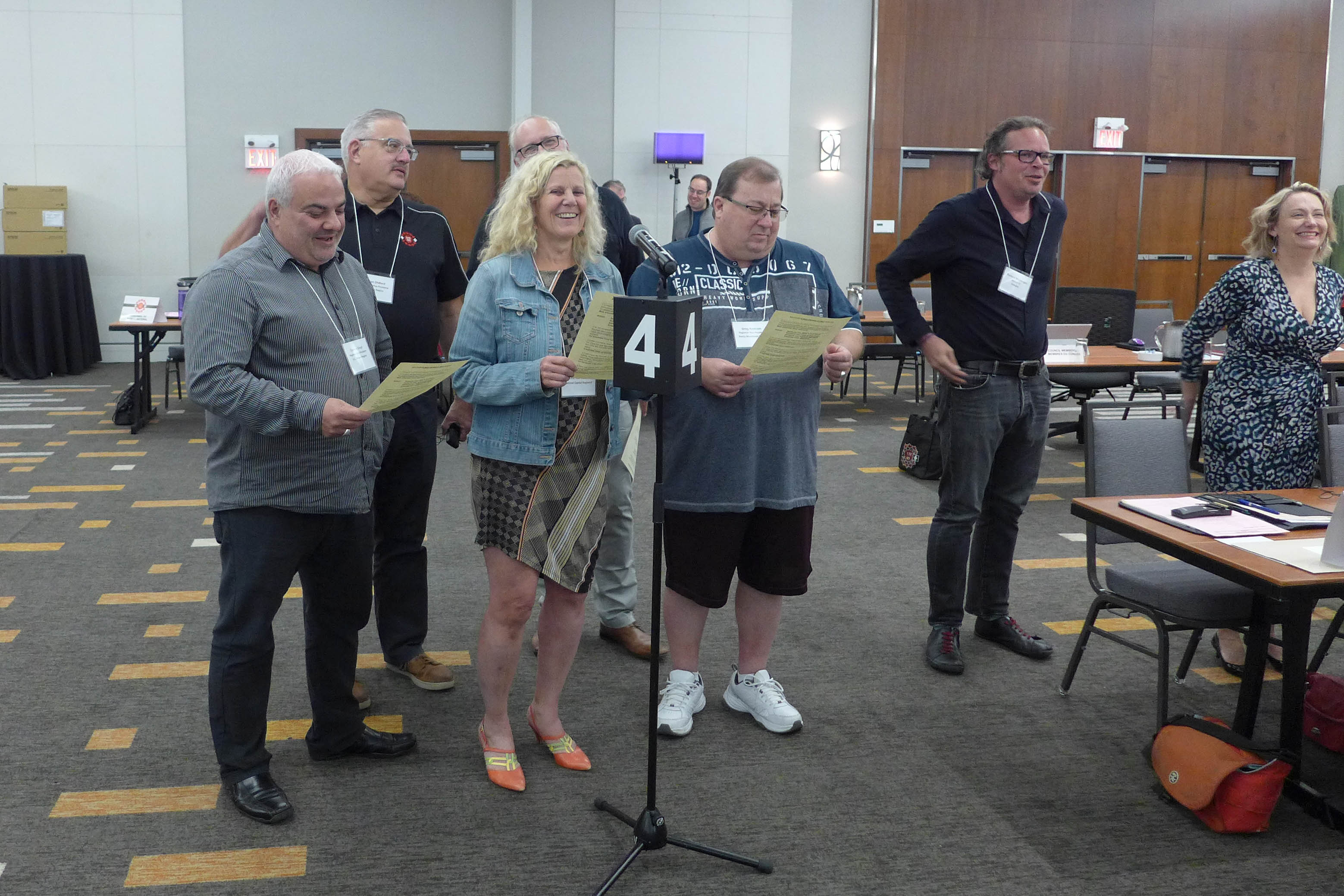 Cosimo Crupi, Brian Oldford, Jamie vanSydenborgh, Linda Koenders et Greg Krokosh chantent Solidarité mes frères et mes soeurs