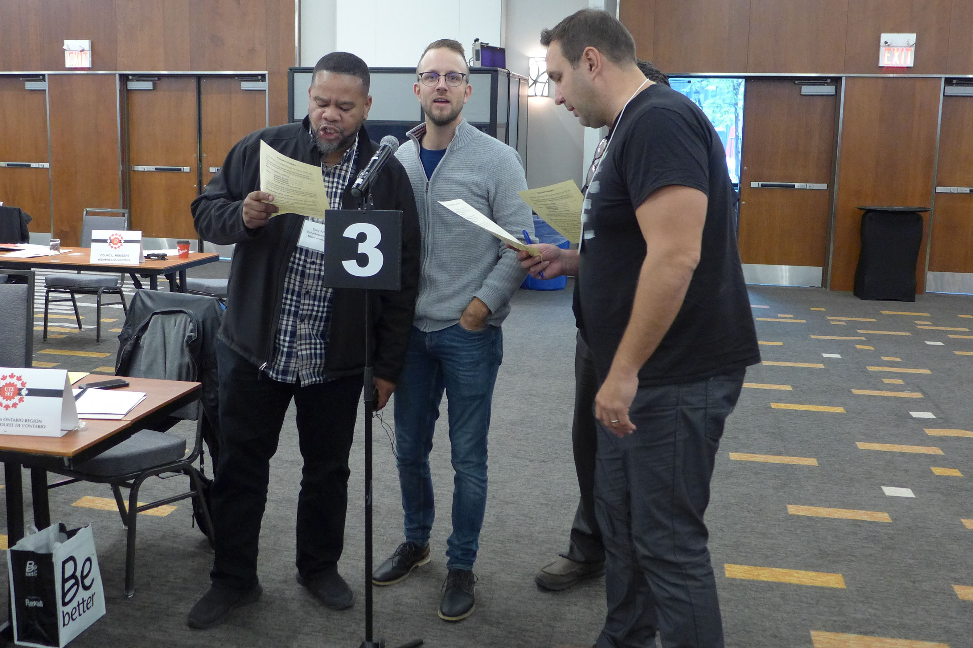 Eddy Aristil, Jérôme Martel et Justin Leinhos chantent Solidarité mes frères et mes soeurs
