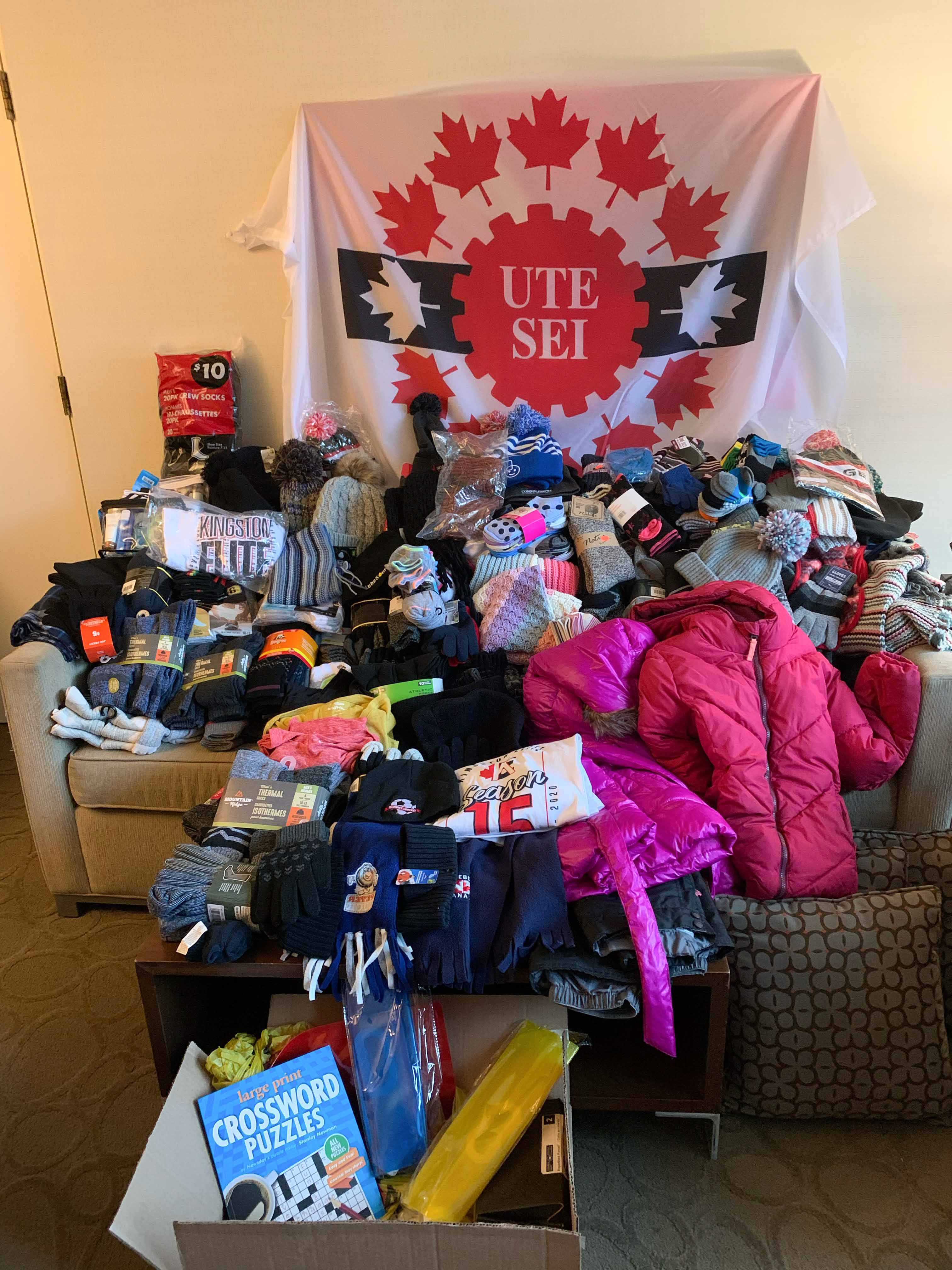 Nous avons recueilli 658 articles de vêtements chauds, y compris des chaussettes, des mitaines, des chapeaux et quelques manteaux à la conférence.