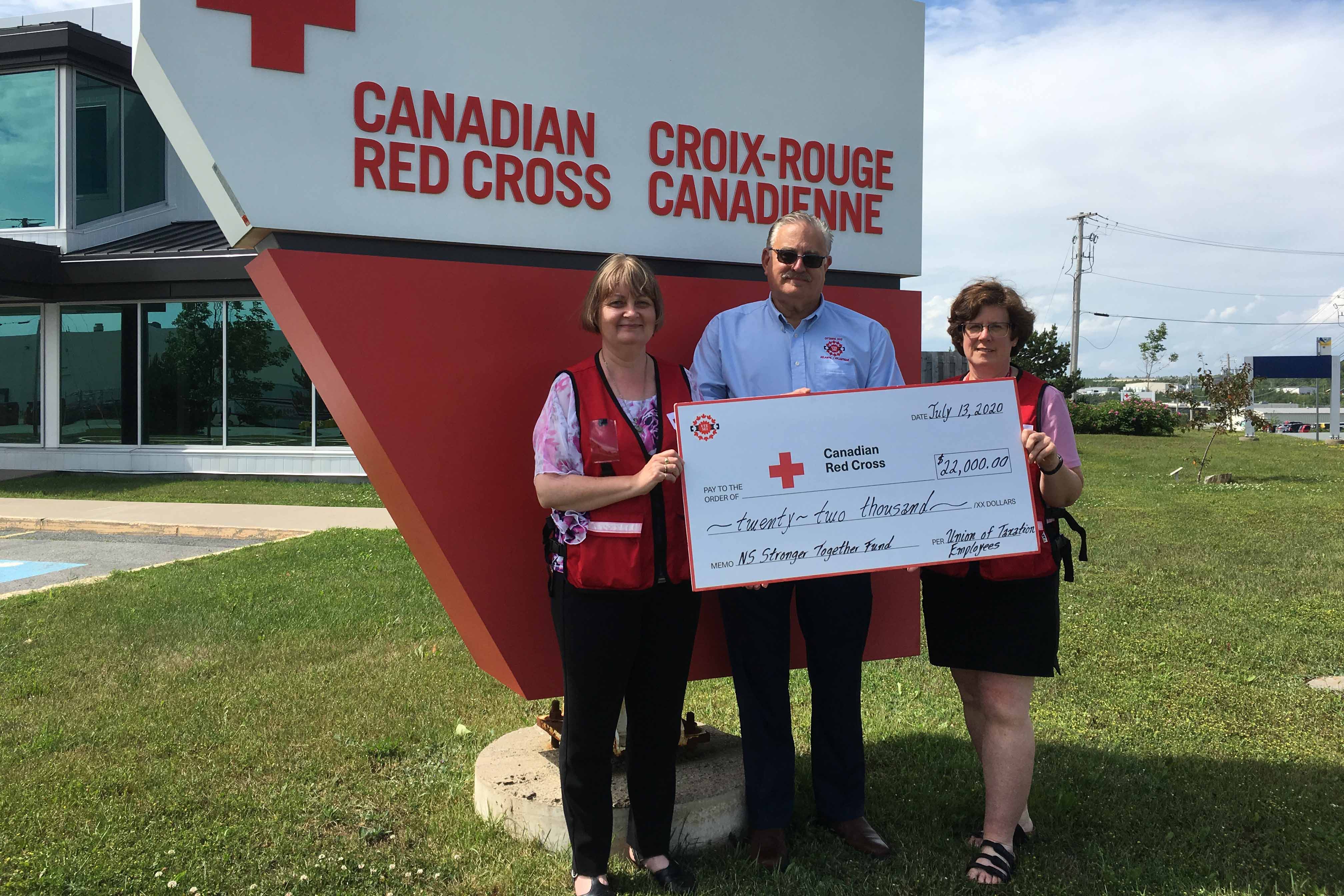 Brian Oldford, VPR Atlantique présente le cheque