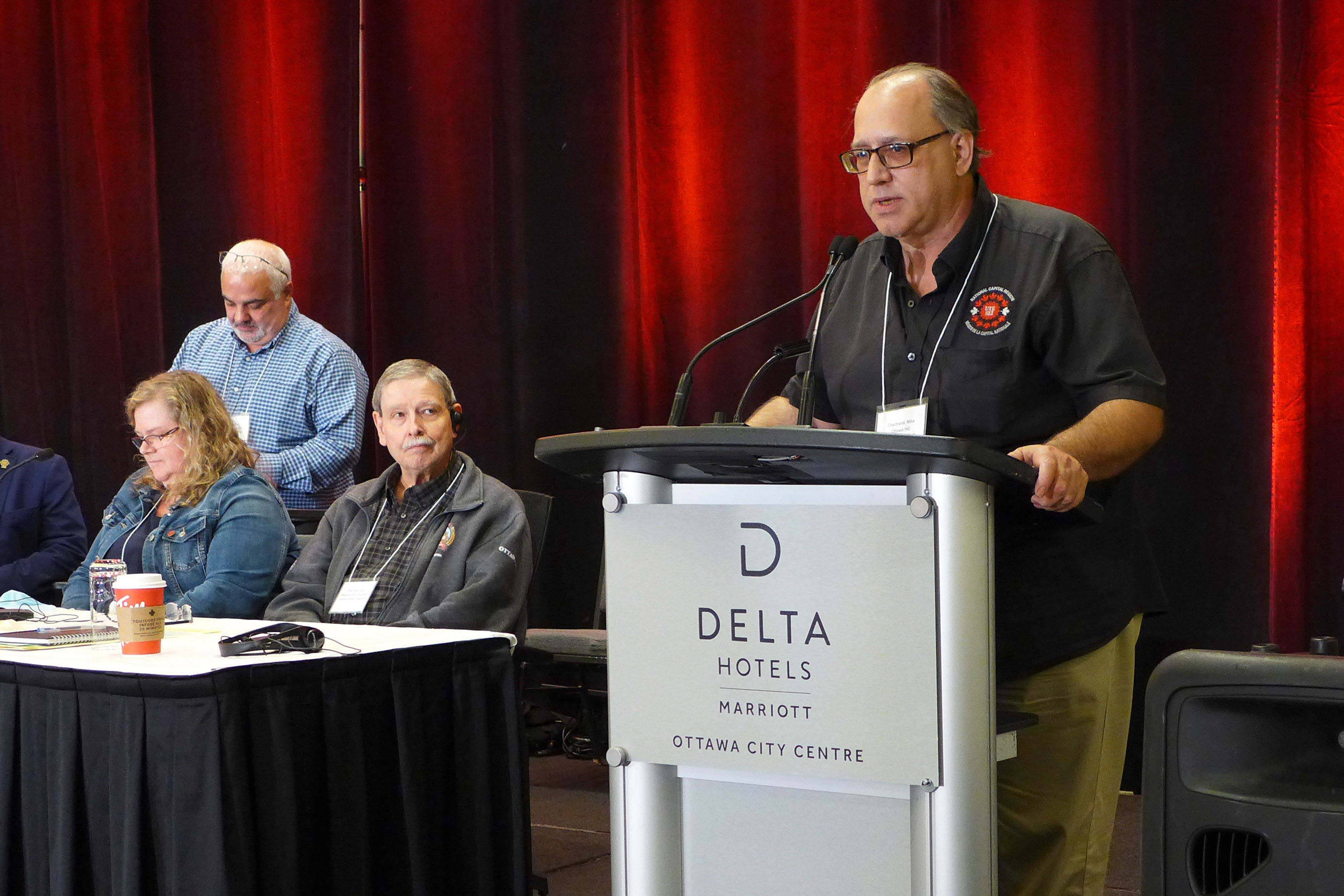 Mike Chartrand reçoit son épingle de 15 ans