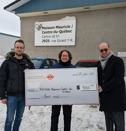 Jérôme Martel, vice-président régional et Julien Nobert, président de la section locale de Shawinigan remettent le chèque