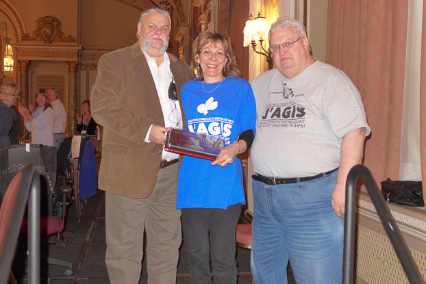 Louise Vallière a reçu le prix Godfroy Côté. Le Comité des récompenses et des titres honorifiques a fait la présentation.  Robert Campbell, Louise Vallière, Denis Lalancette 