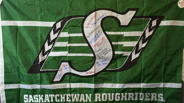 95 signatures sur le drapeau avec bien des voeux à l'équipe de négociation 