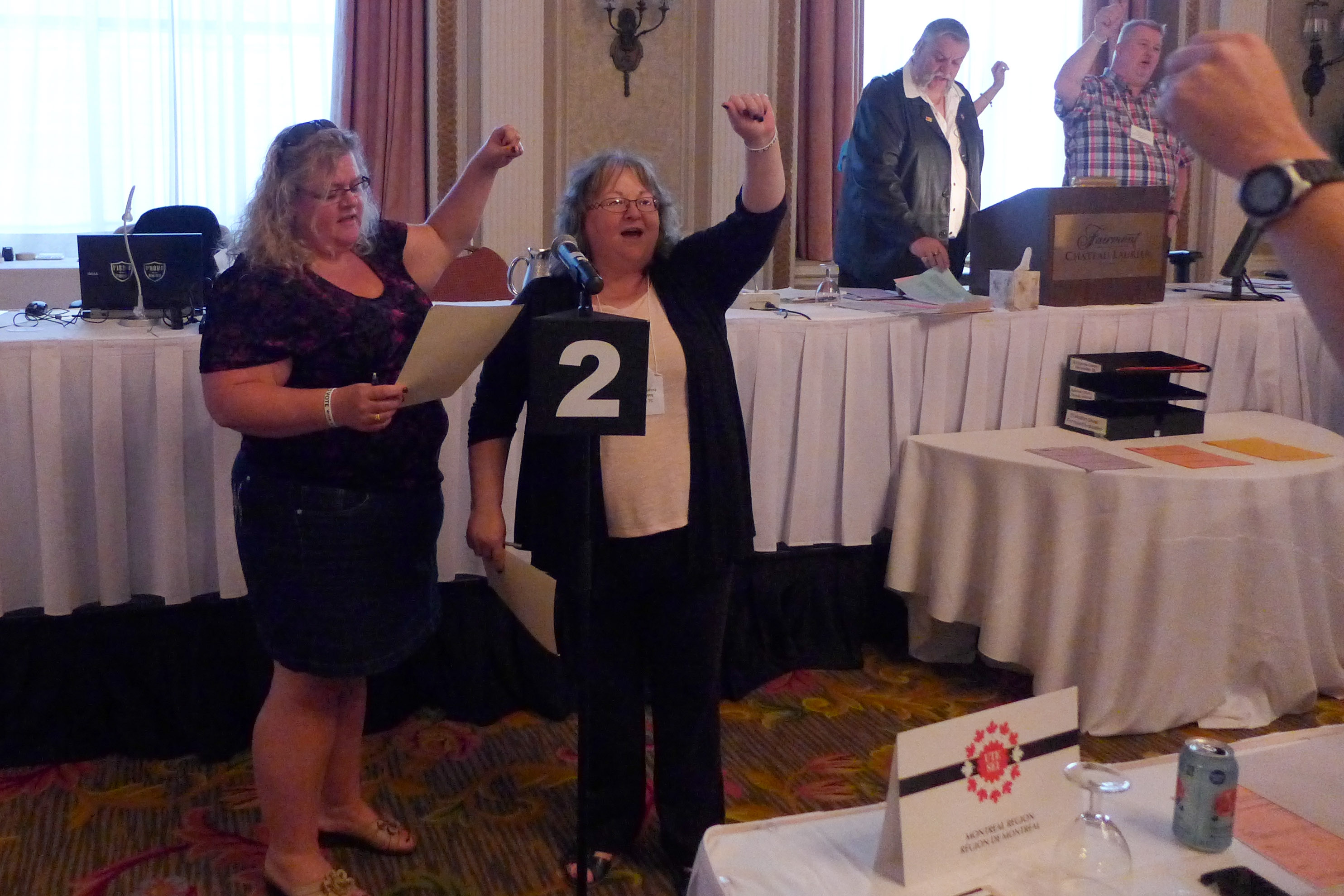 Darlene Bembridge et Madonna Gardiner chantent Solidarité mes frères et mes soeurs