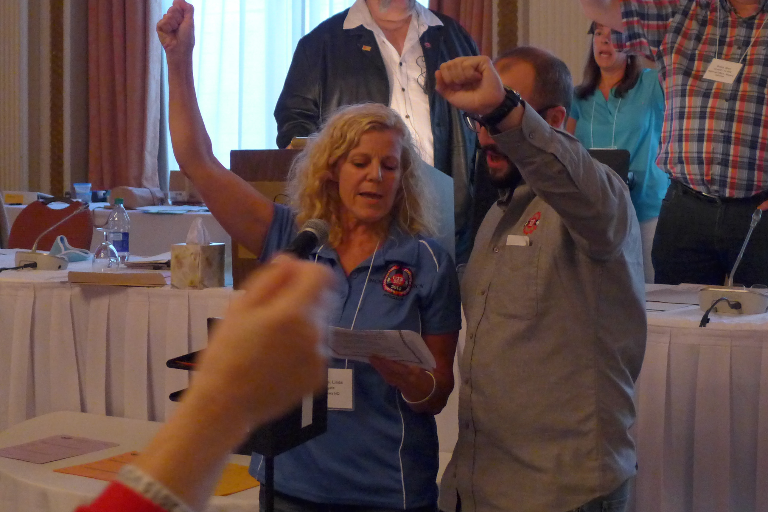 Linda Koenders et Gabriel Bourdon chantent Solidarité mes frères et mes soeurs