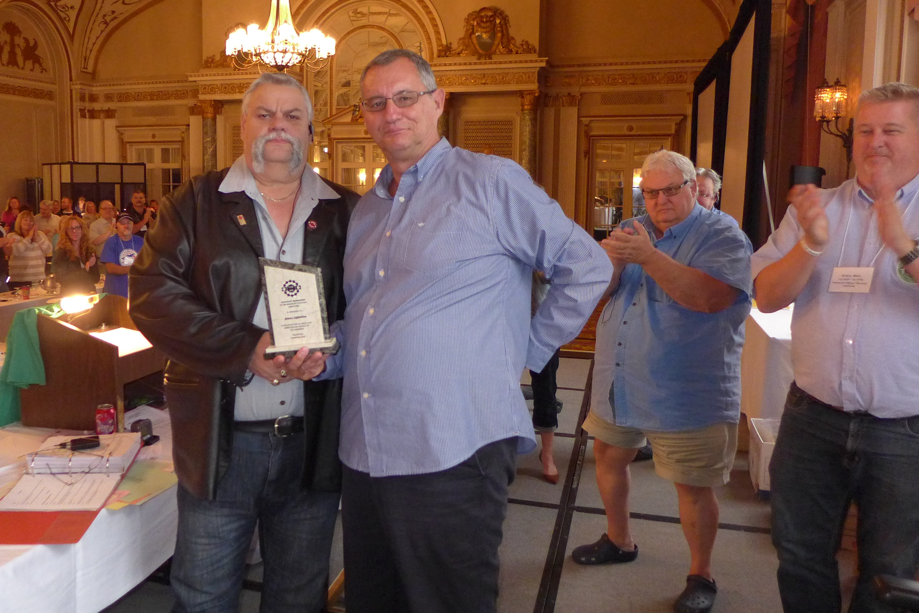 Robert Campbell et James Infantino. James Infantino est conféré la qualité de membre honoraire du SEI