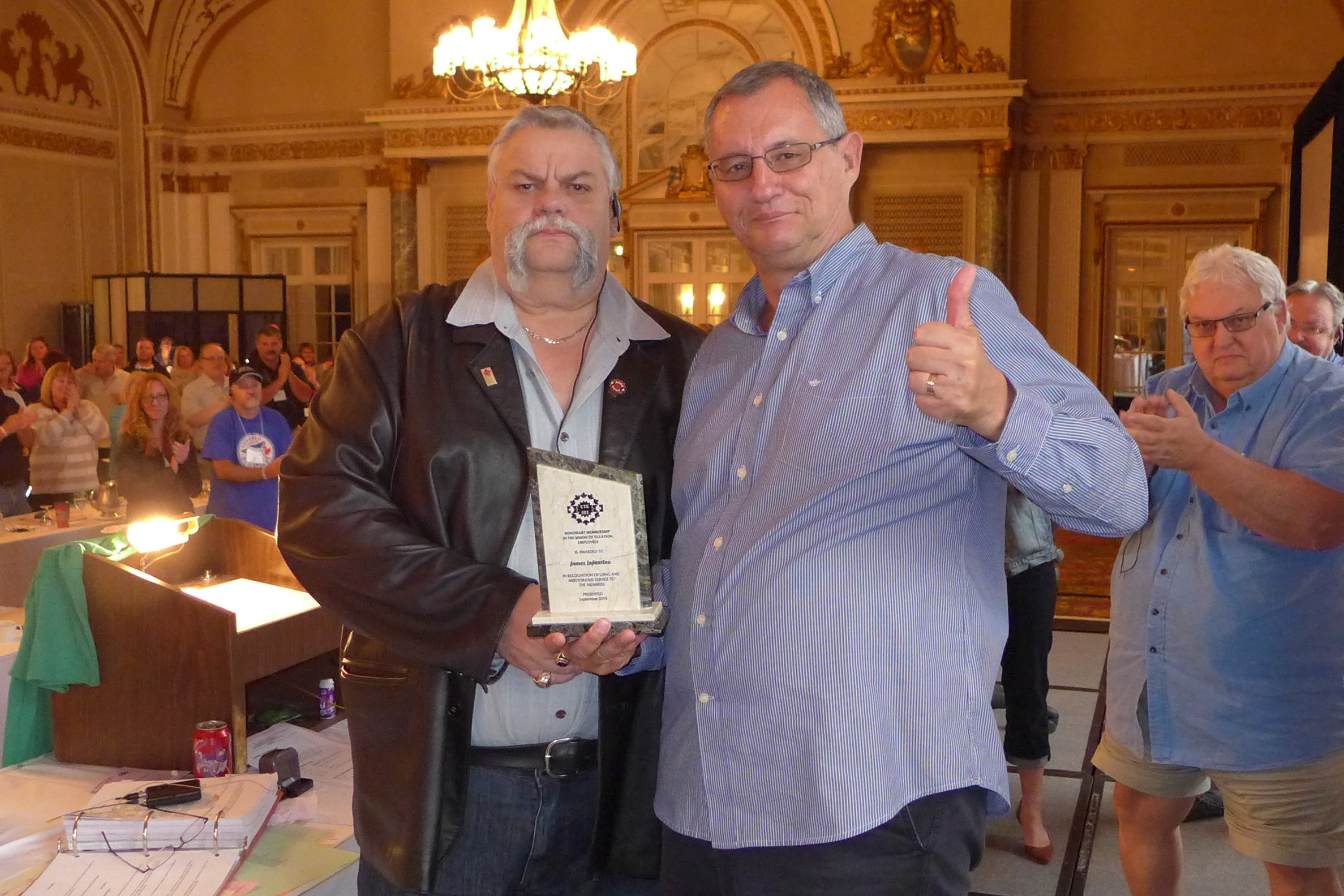 Robert Campbell et James Infantino. James Infantino est conféré la qualité de membre honoraire du SEI