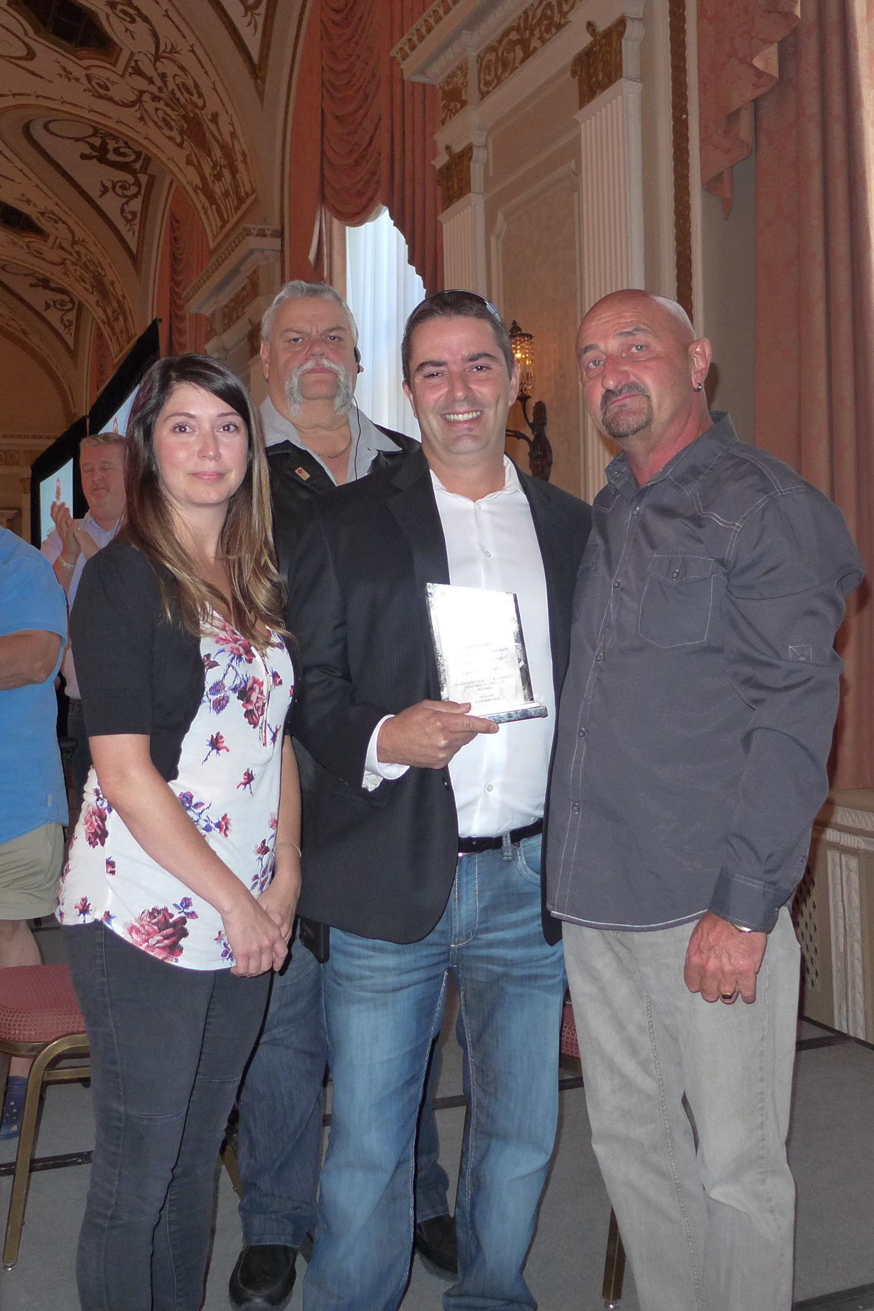 Carmen Armstrong  a été conféré la qualité de membre honoraire du SEI posthume.  Ses enfants, Chantale Bénac et Rock Deschenes ont accepté le prix.  Aussi dans la photo, Robert Campbell, Président national et Shane O’Brien Agent des relations de travail principal.