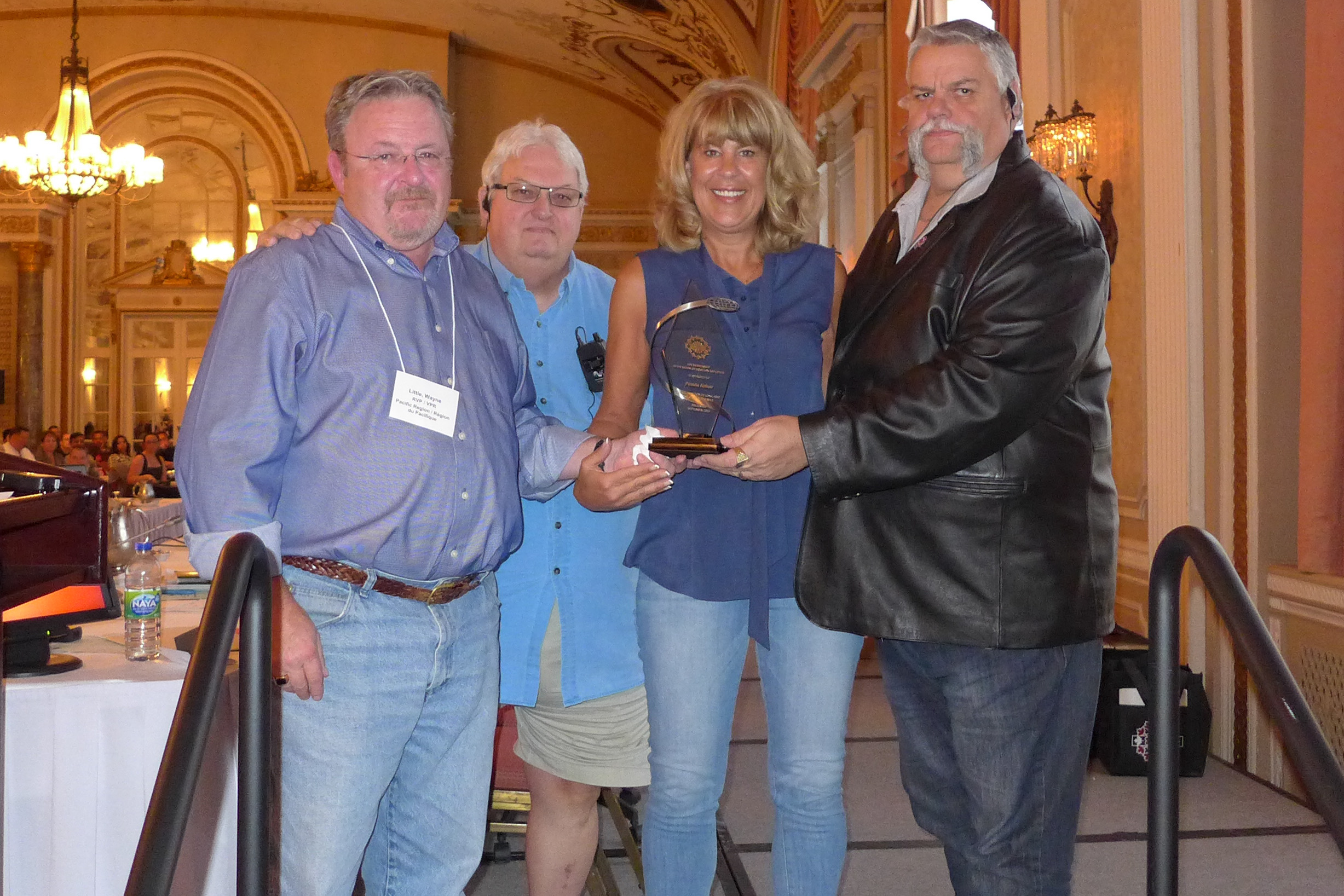 Pamela Abbott a reçu le prix de Membre à vie.  Dans la photo, Wayne Little, Denis Lalancette, Pamela Abbott et Robert Campbell