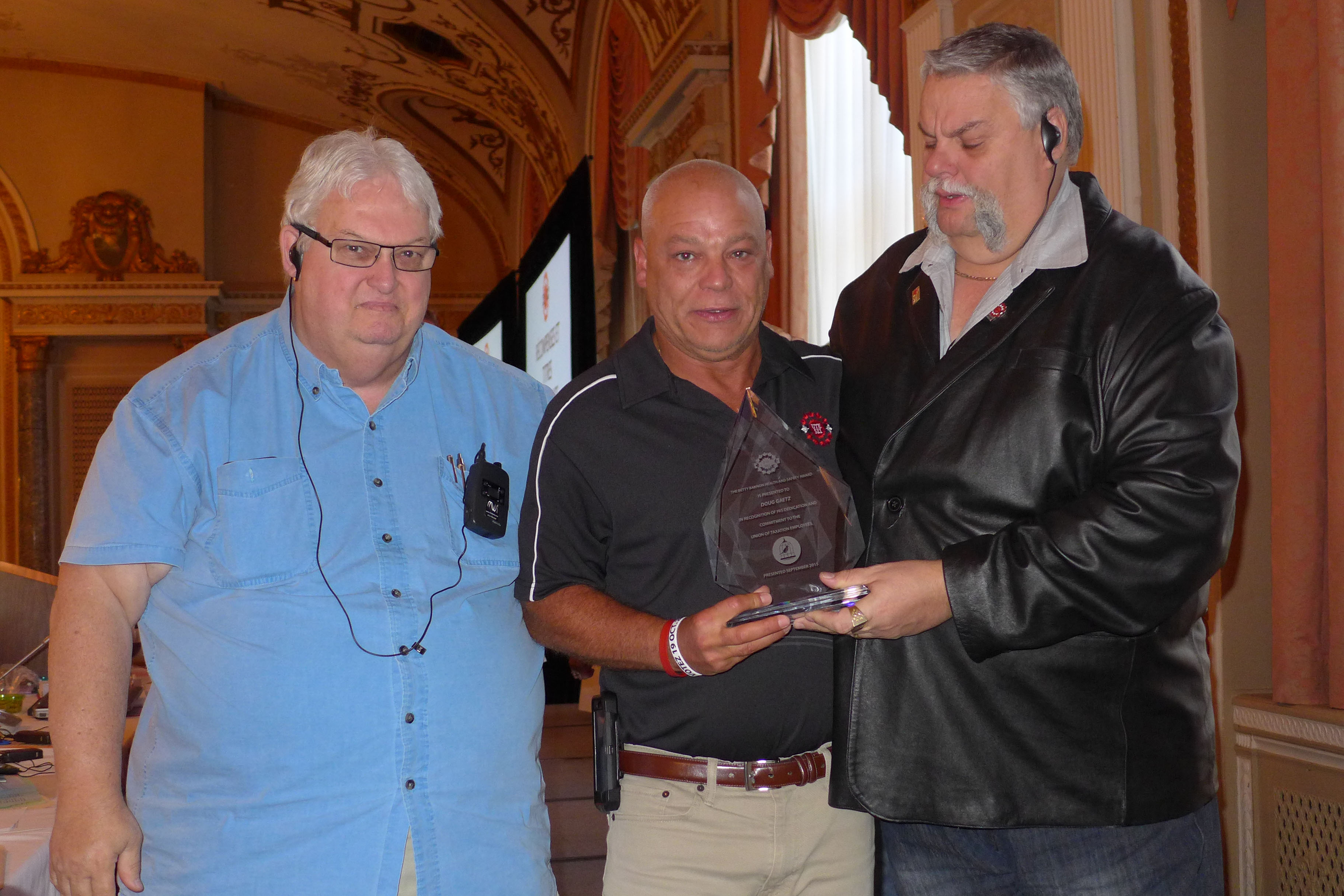 Doug Gaetz reçoit le Prix de mérite dans le domaine de la santé et de la sécurité - Elizabeth (Betty) Bannon. Dans la photo : Denis Lalancette, Doug Gaetz, Robert Campbell