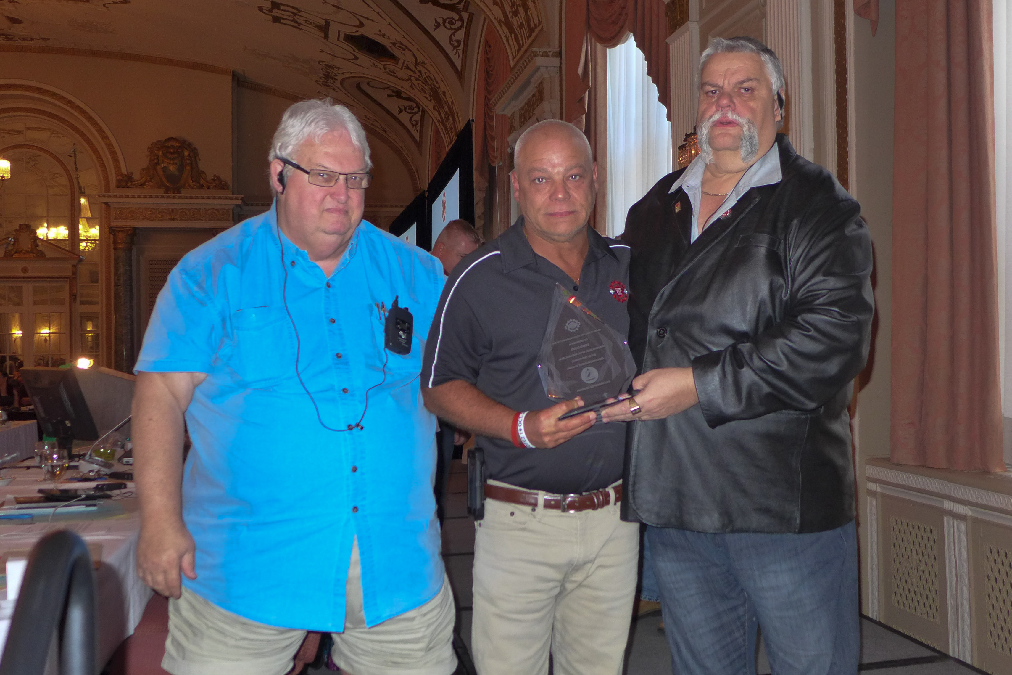 Doug Gaetz reçoit le Prix de mérite dans le domaine de la santé et de la sécurité - Elizabeth (Betty) Bannon. Dans la photo : Denis Lalancette, Doug Gaetz, Robert Campbell