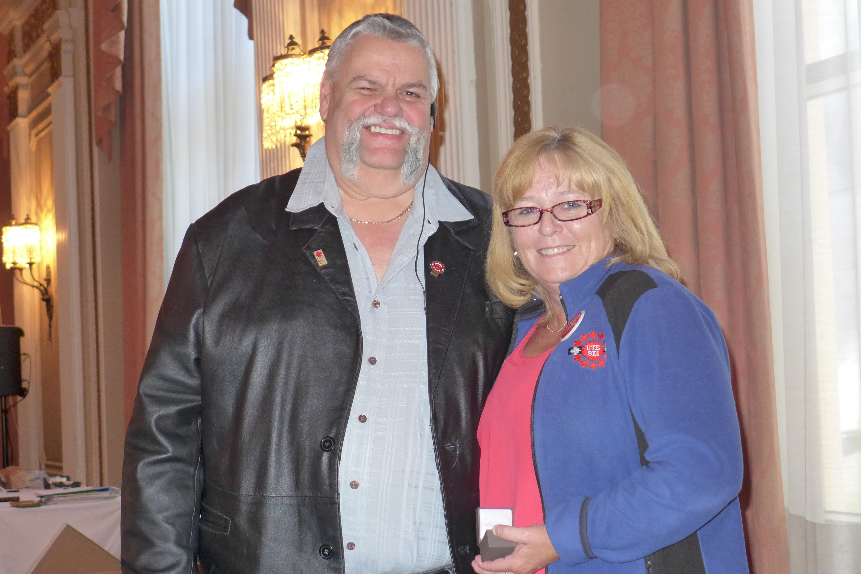 Robert Campbell et Debbie Ferguson.  Debbie a reçu son bouton-insigne de 35 ans.