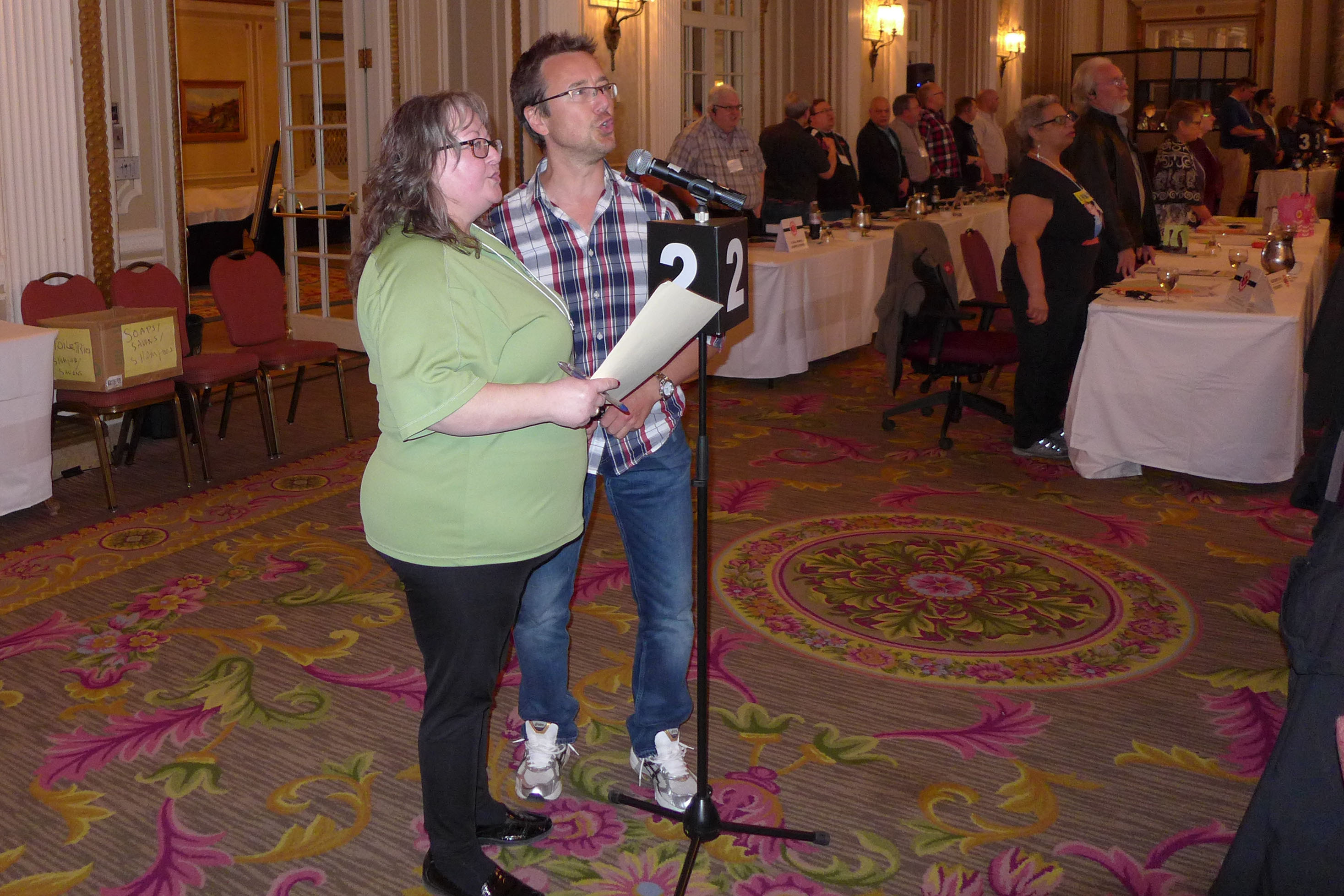 Madonna Gardiner et Brad Feraday chantent Solidarité mes frères et mes soeurs