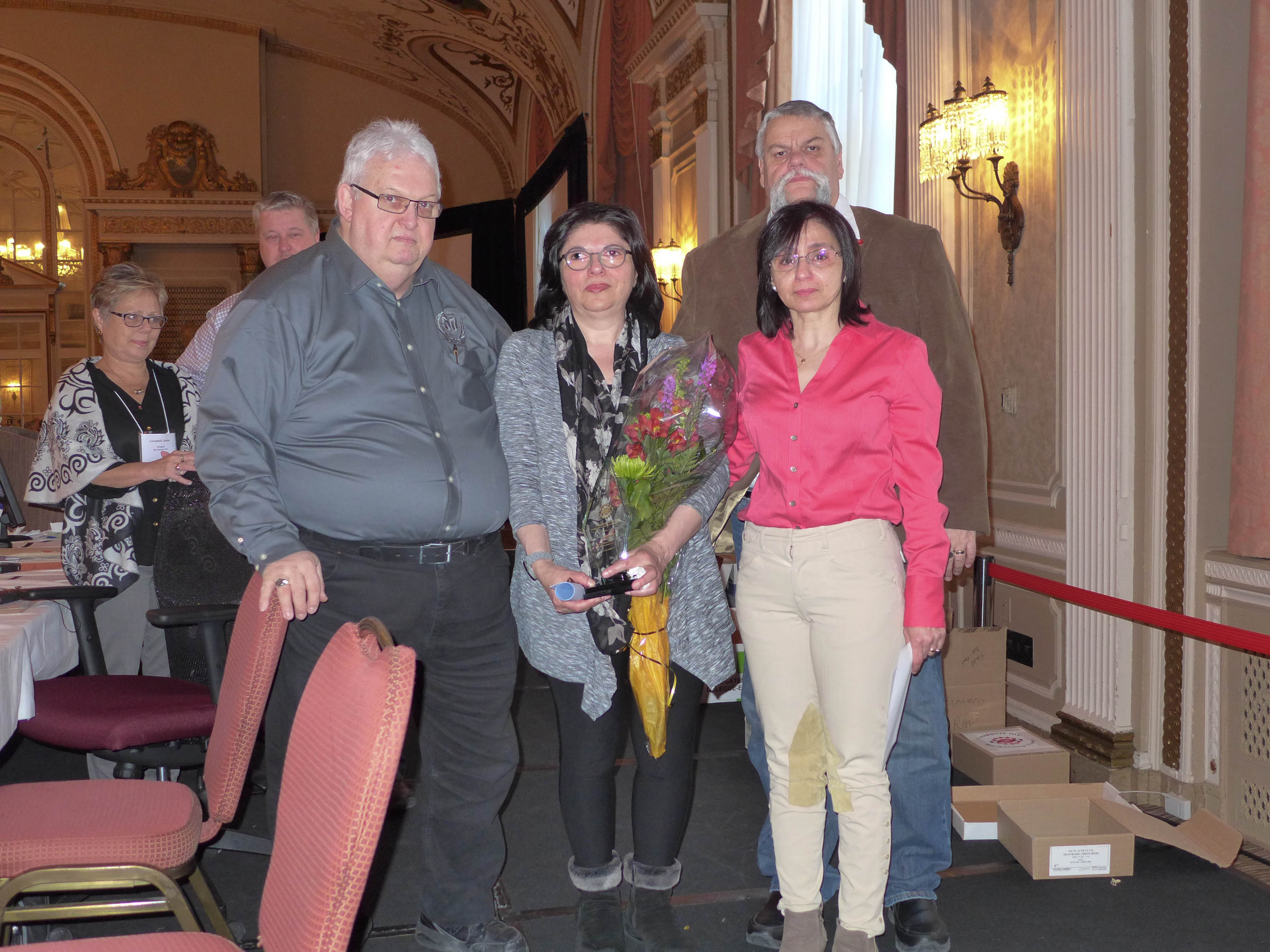 Sabri Khayat a reçu le titre honorifique de Membre à vie posthume.  Sa femme, Lina Zoobi a accepté le prix.  Dans la photo: Denis Lalancette, Lina Zoobi, Dounia Chahla et Robert Campbell