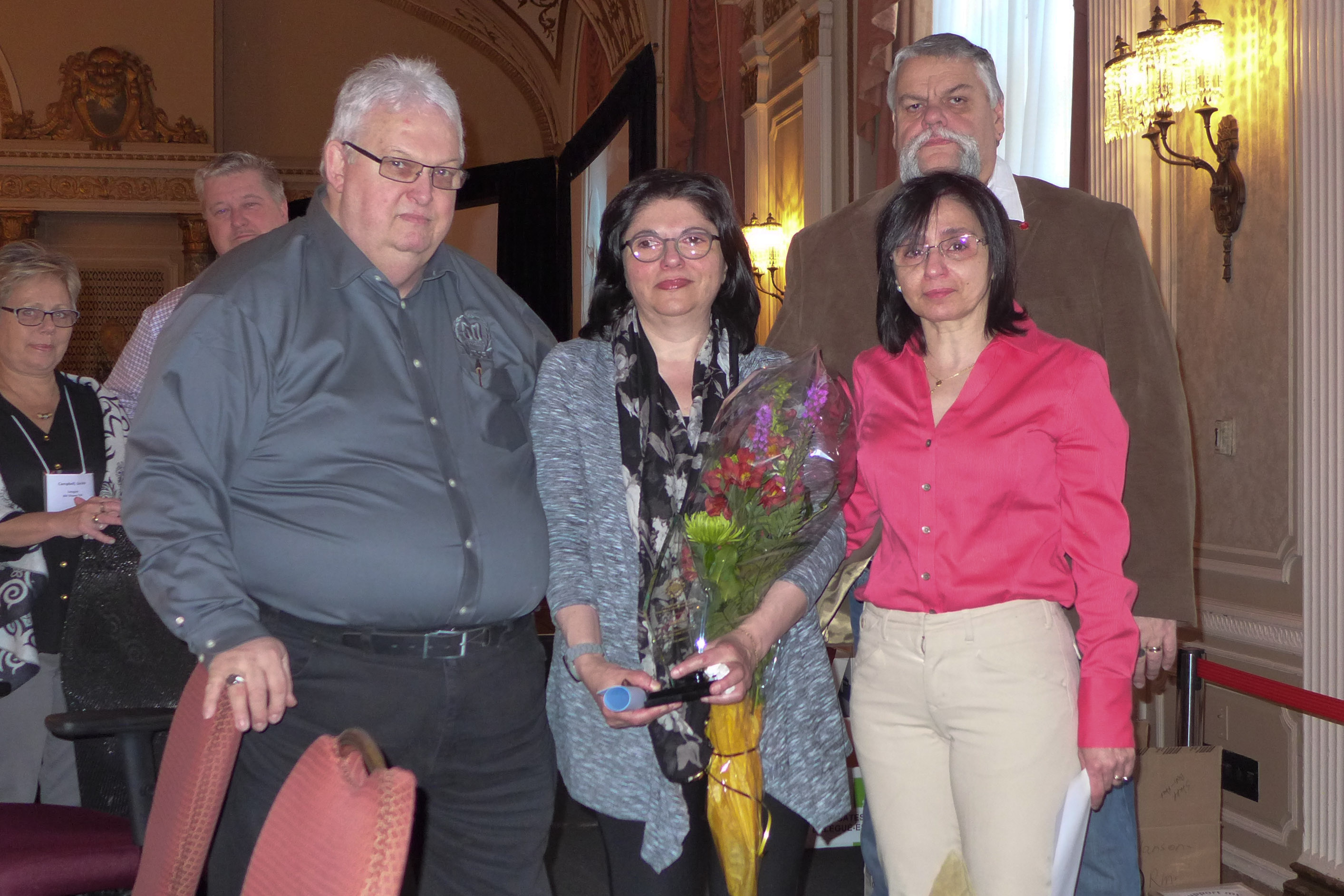 Sabri Khayat a reçu le titre honorifique de Membre à vie posthume.  Sa femme, Lina Zoobi a accepté le prix.  Dans la photo: Denis Lalancette, Lina Zoobi, Dounia Chahla et Robert Campbell