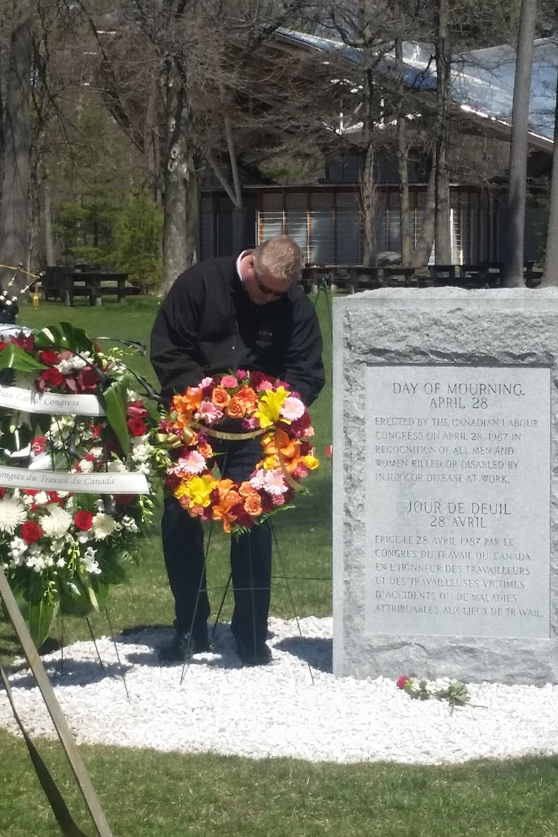 Marc Brière, 1ier vice-président national, dépose une couronne au nom du SEI
