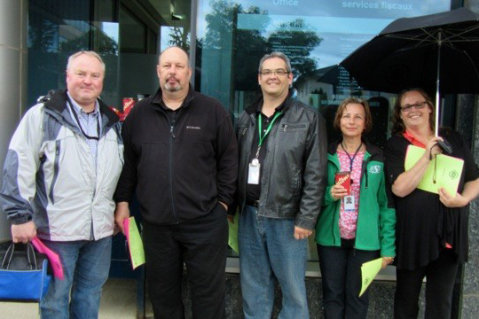 Jim Austin, Ken Bzdel (2ième VP  de la section locale), Robert Montague, Mary Ball and Nancy Johnson (Présidente de la section locale)