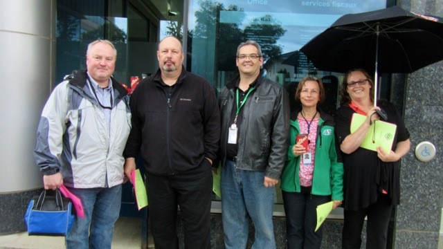 Jim Austin, Ken Bzdel (2ième VP  de la section locale), Robert Montague, Mary Ball and Nancy Johnson (Présidente de la section locale)