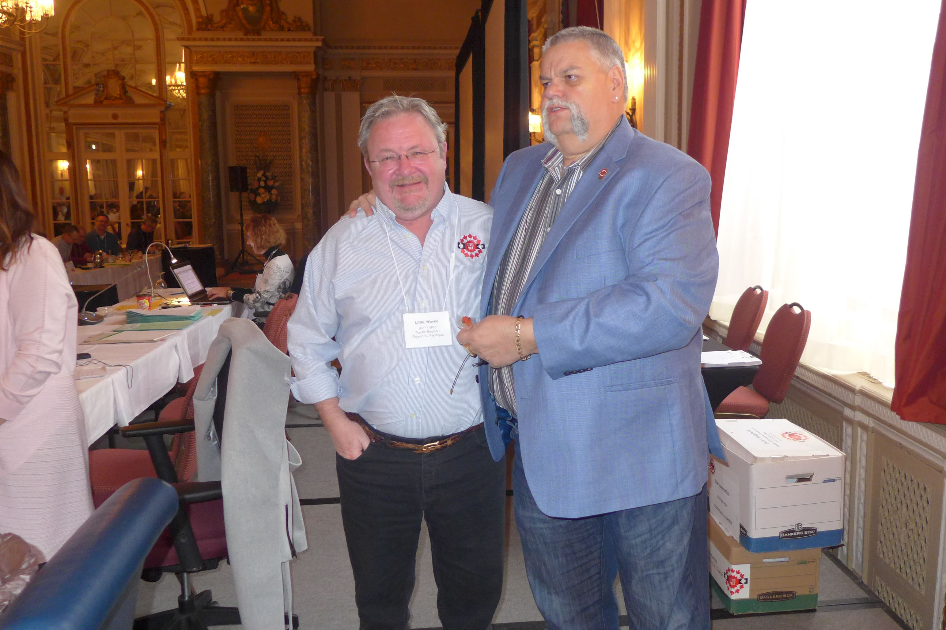 Wayne Little reçoit son épingle de 25 ans de Robert Campbell