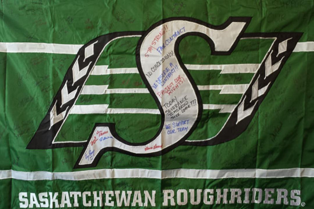 95 signatures sur le drapeau avec bien des voeux à l'équipe de négociation 