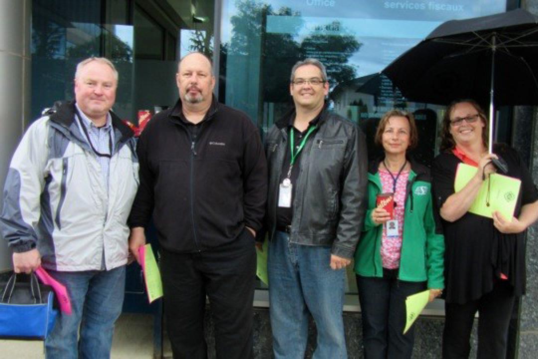 Jim Austin, Ken Bzdel (2ième VP  de la section locale), Robert Montague, Mary Ball and Nancy Johnson (Présidente de la section locale)