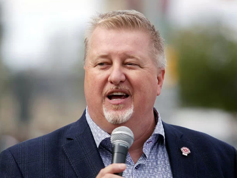 Marc Brière avec un microphone