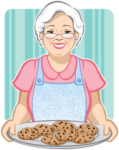 femme âgée tenant une assiette de biscuits