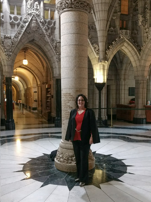 Kirsten Strachey dans les bâtiments du Parlement